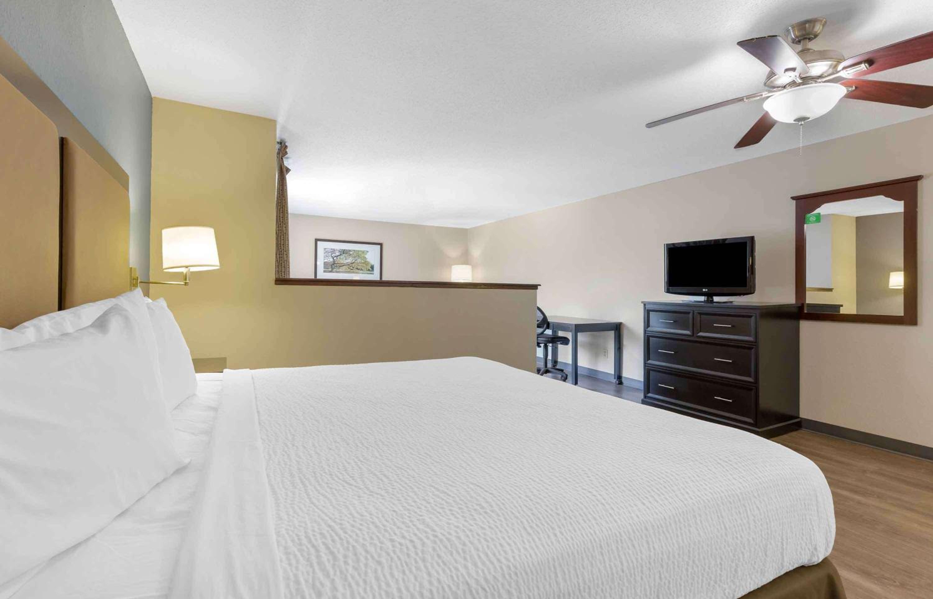 Deluxe Studio with 1 King Bed - Non-Smoking - Photo 11