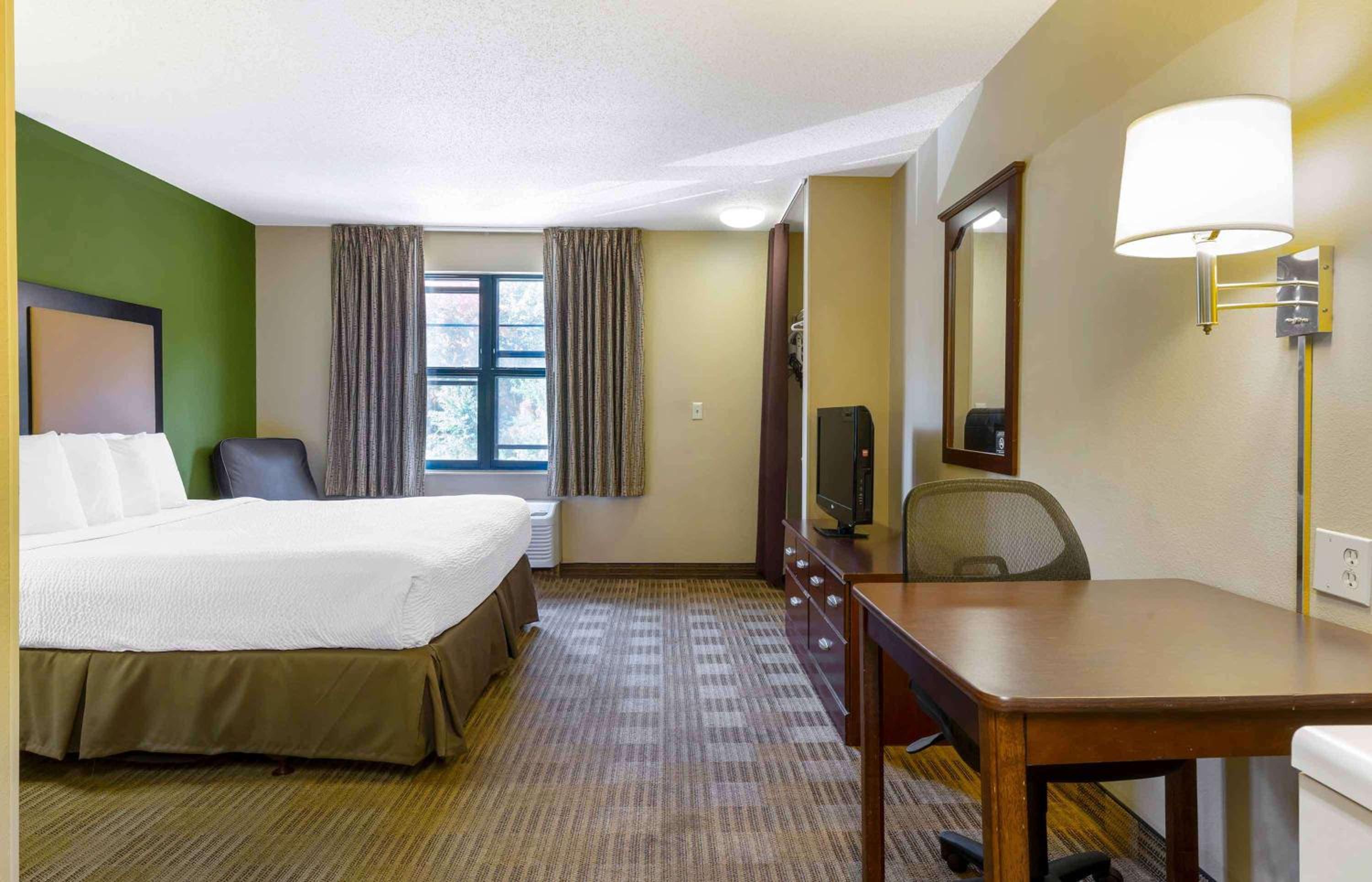 Queen studio with 1 Queen Bed - Disability Access/Non-Smoking - Photo 2