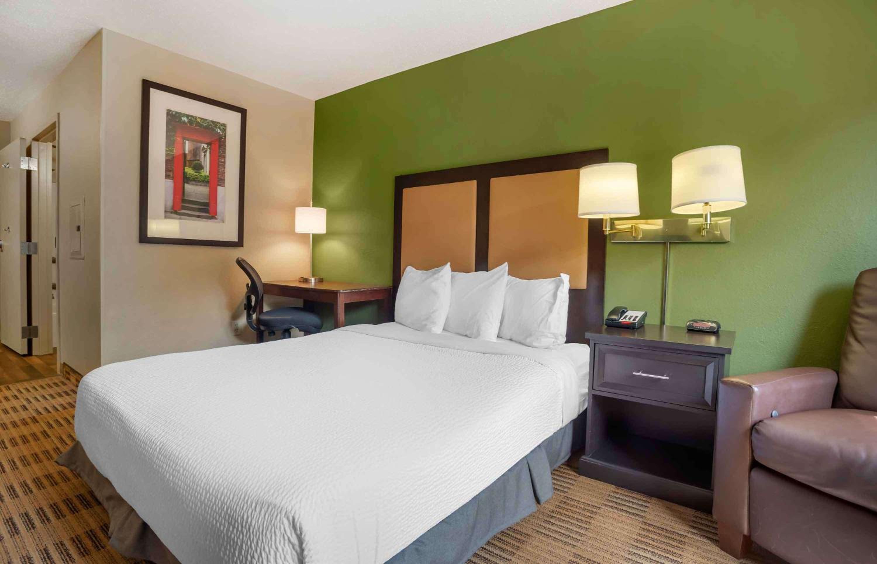 Queen studio with 1 Queen Bed - Disability Access/Non-Smoking - Photo 1