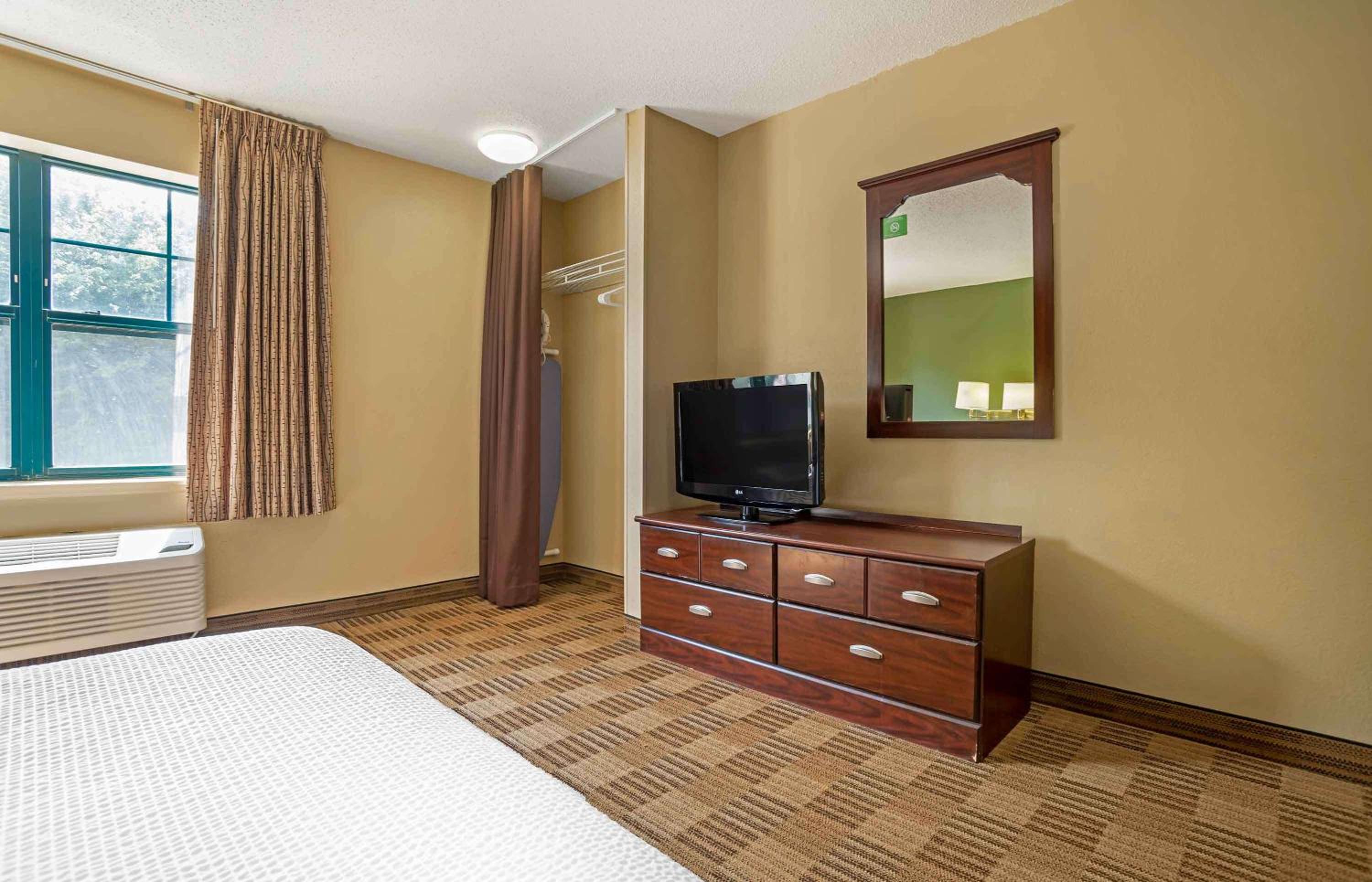 Queen studio with 1 Queen Bed - Disability Access/Non-Smoking - Photo 3