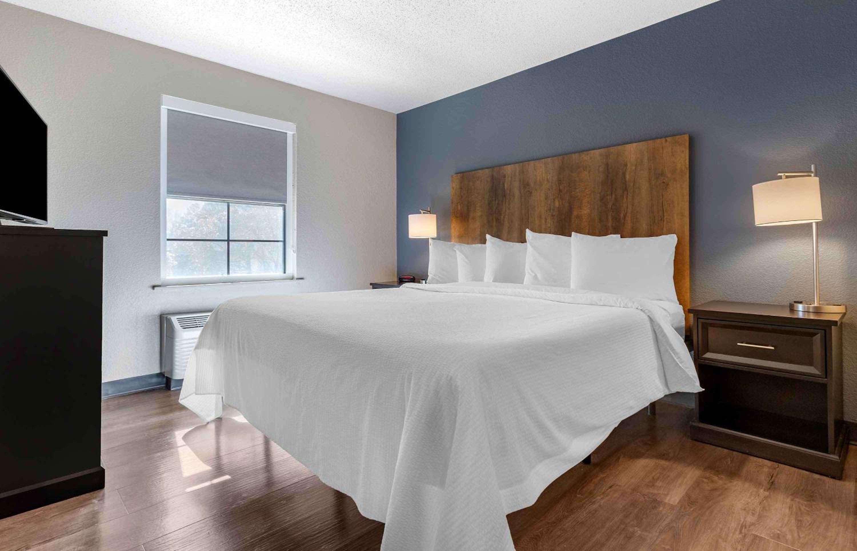 One Bedroom Suite with One King Bed Non-Smoking - Photo 1