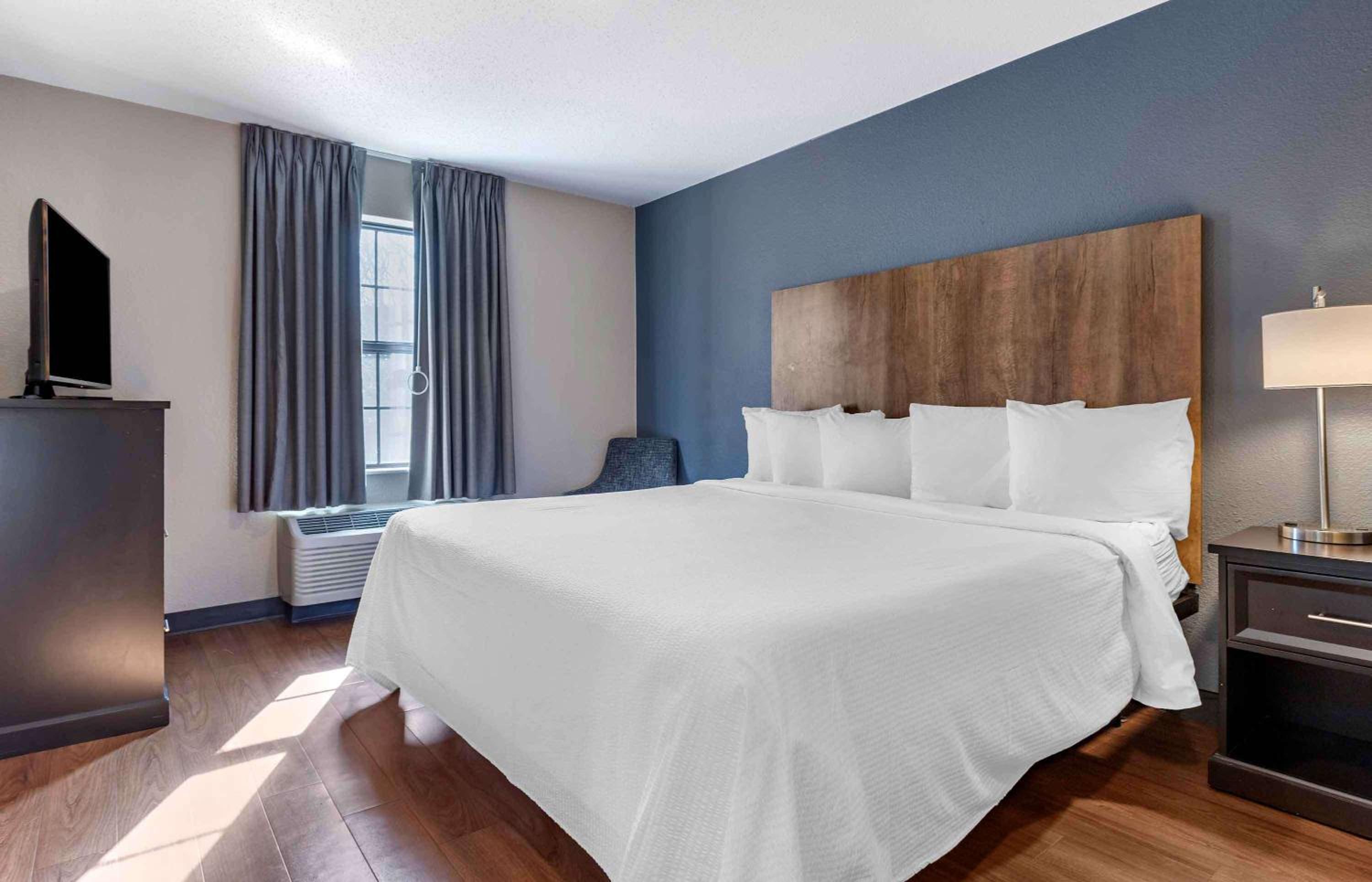 One Bedroom Suite with One King Bed - Disability Access - Non-Smoking - Photo 1