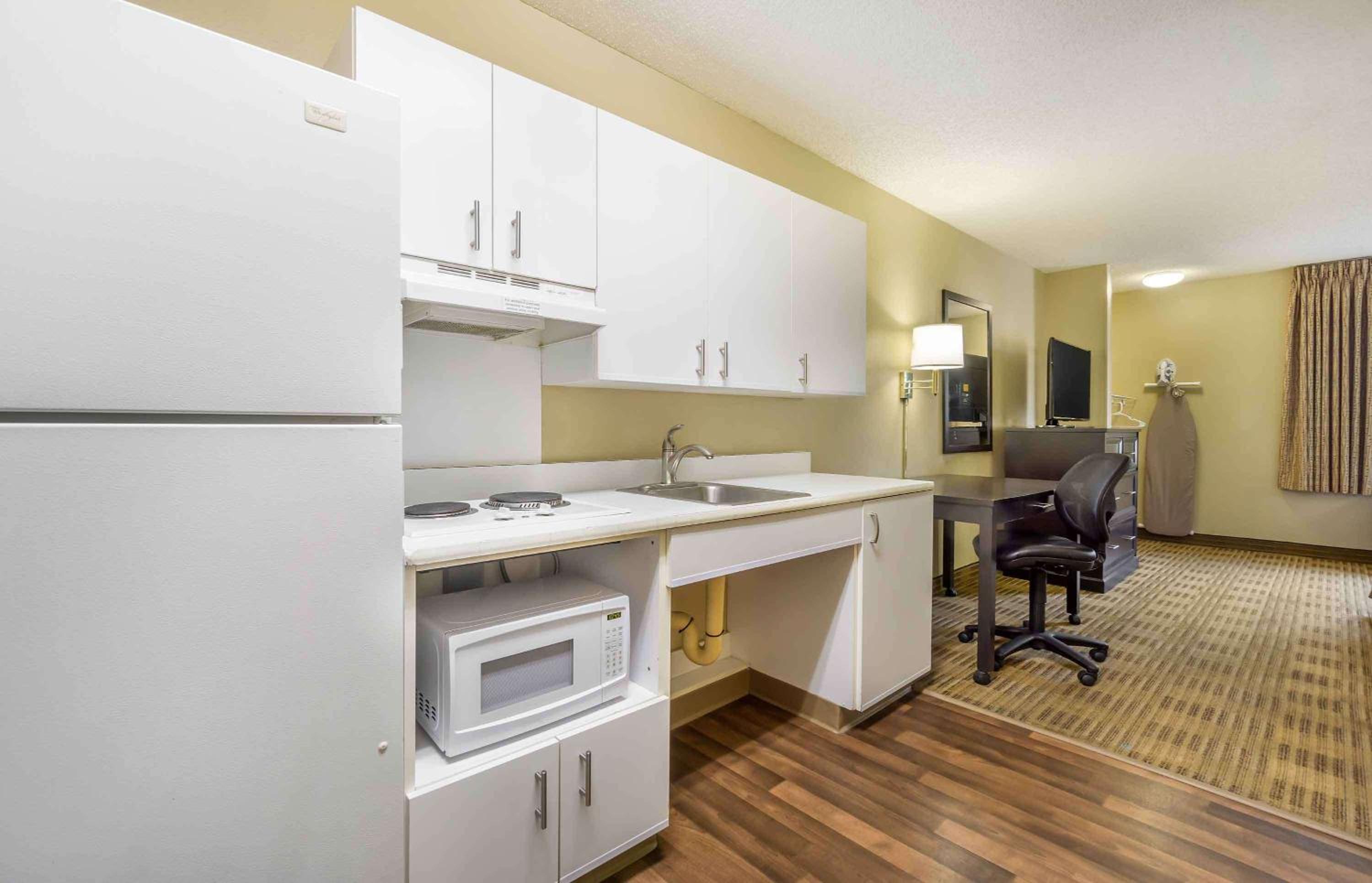 Queen studio with 1 Queen Bed - Disability Access/Non-Smoking - Photo 11
