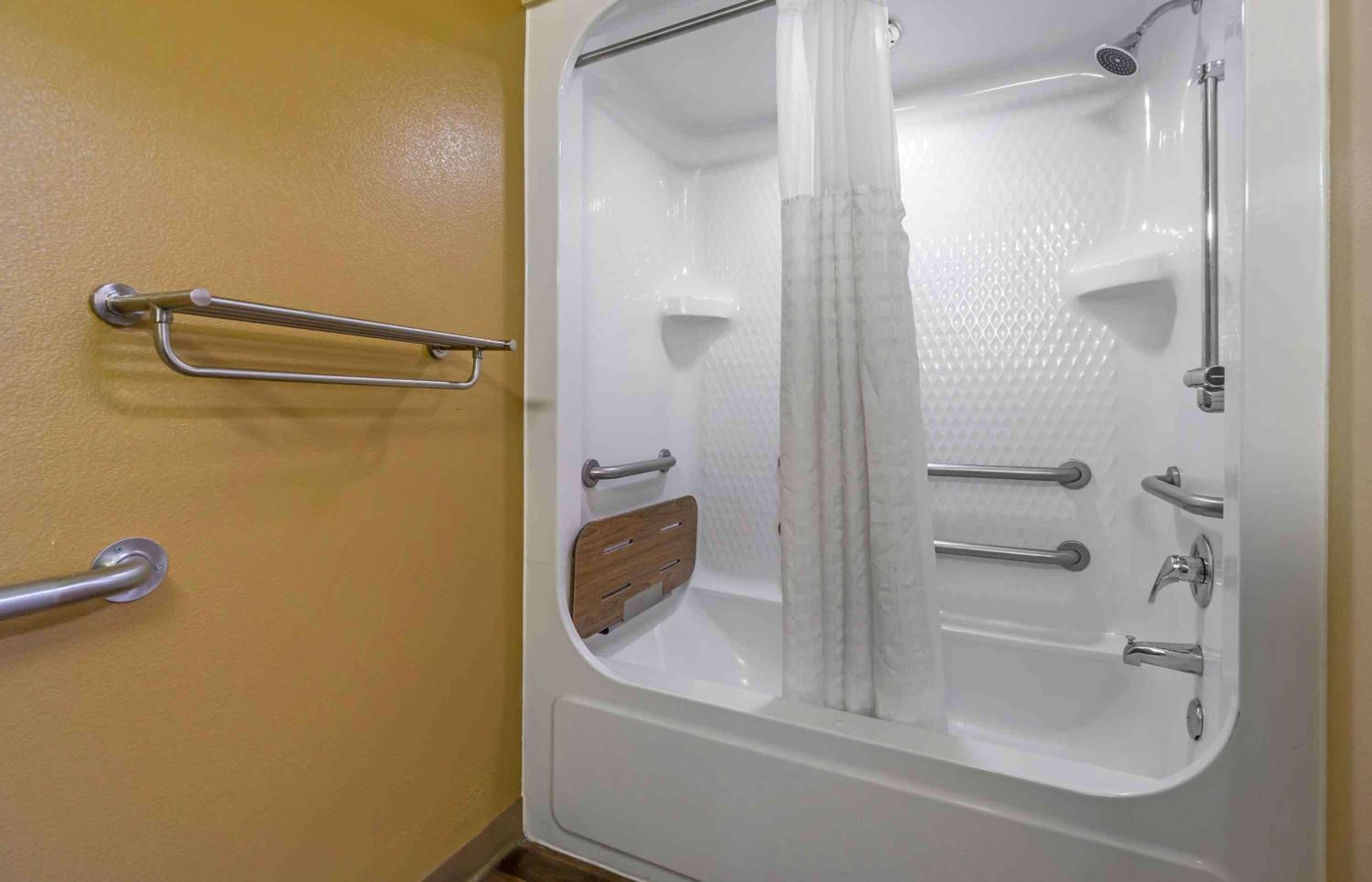 Queen studio with 1 Queen Bed - Disability Access/Non-Smoking - Photo 10