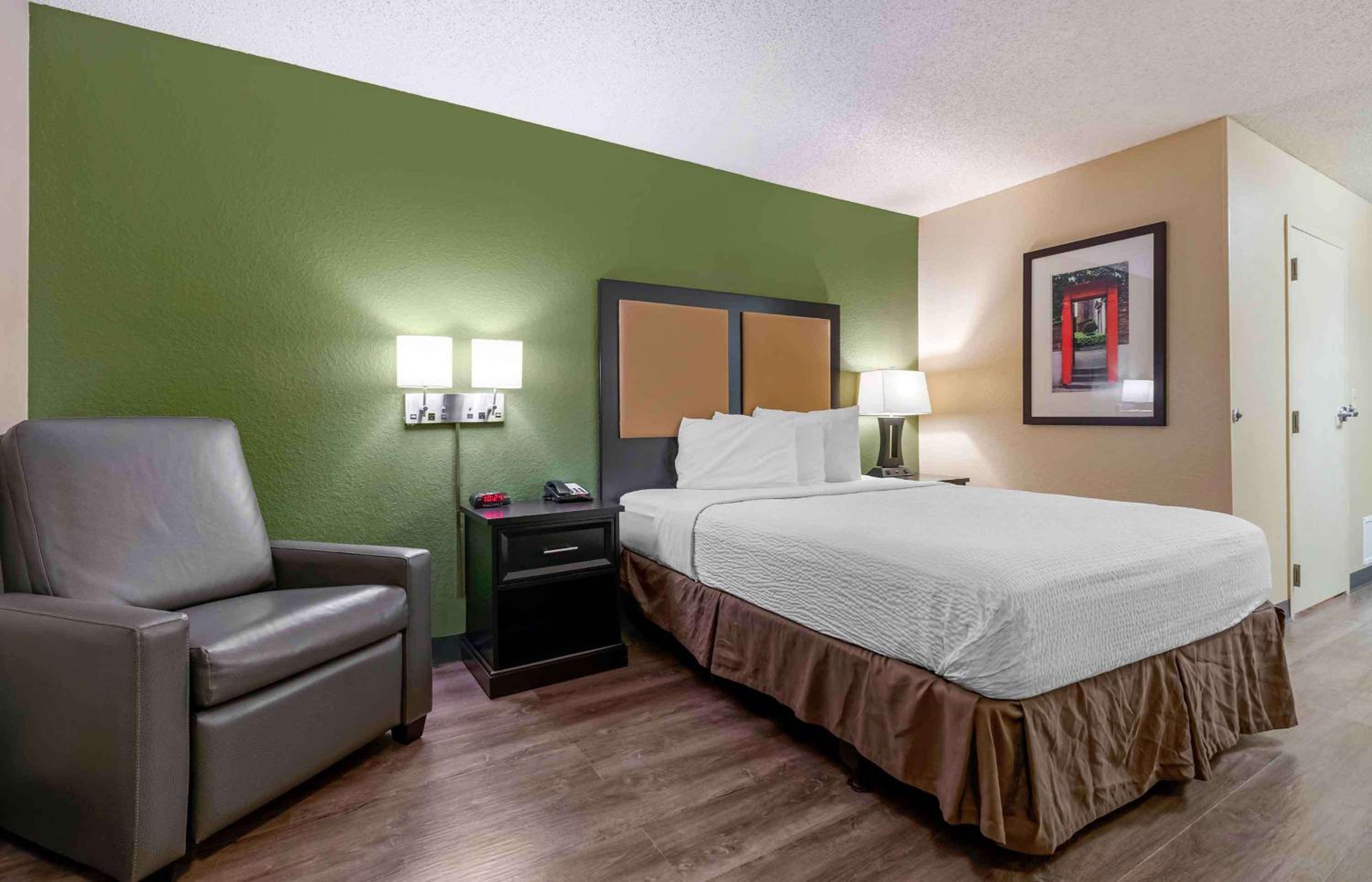 1 Queen Bed | ADA/RI Shower/Smoking/Kitchen