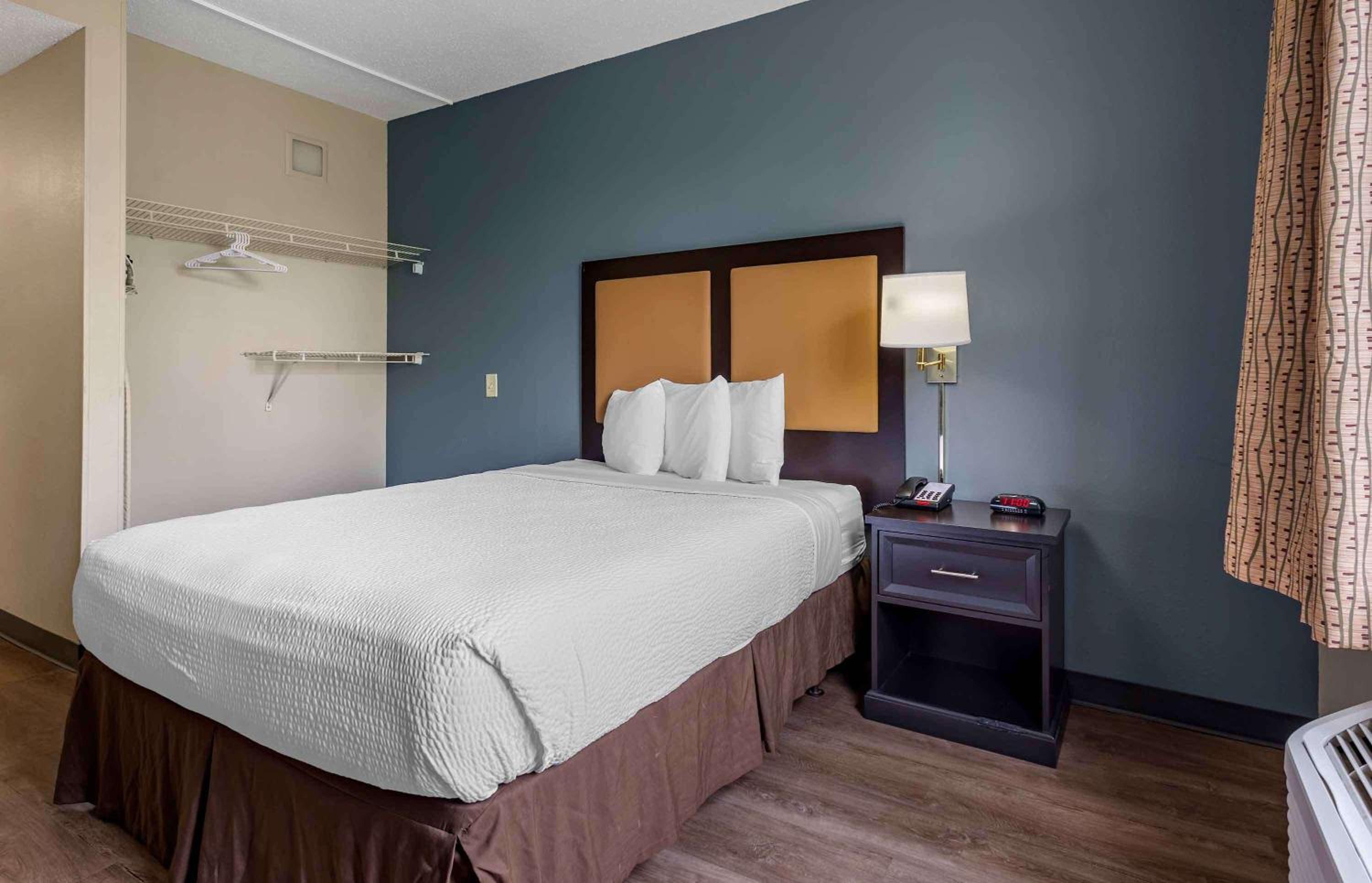 1 King Bed | Non-Smoking, Kitchen, Shower - Photo 10