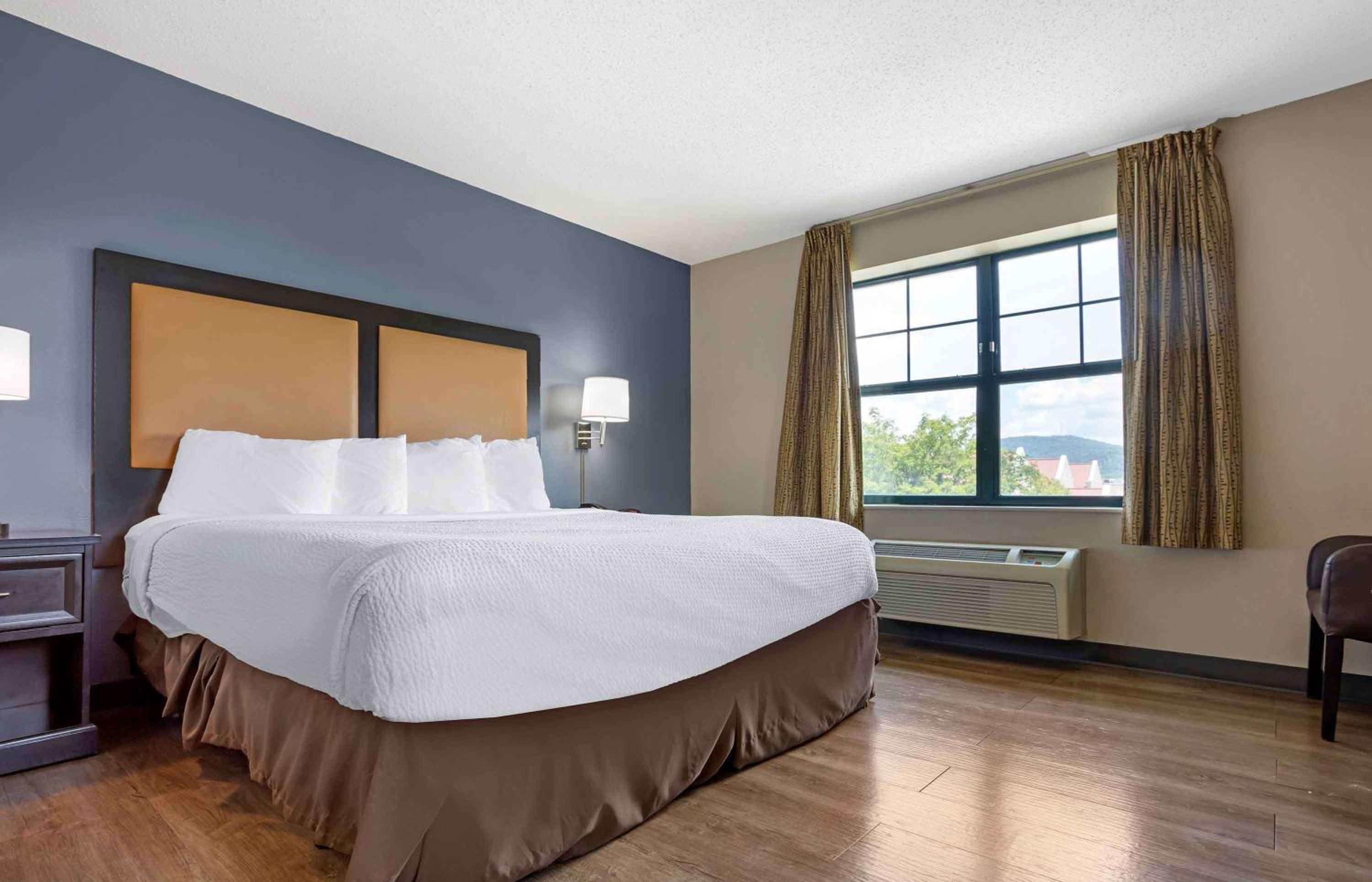 1 King Bed | Non-Smoking, Kitchen, Shower - Photo 1