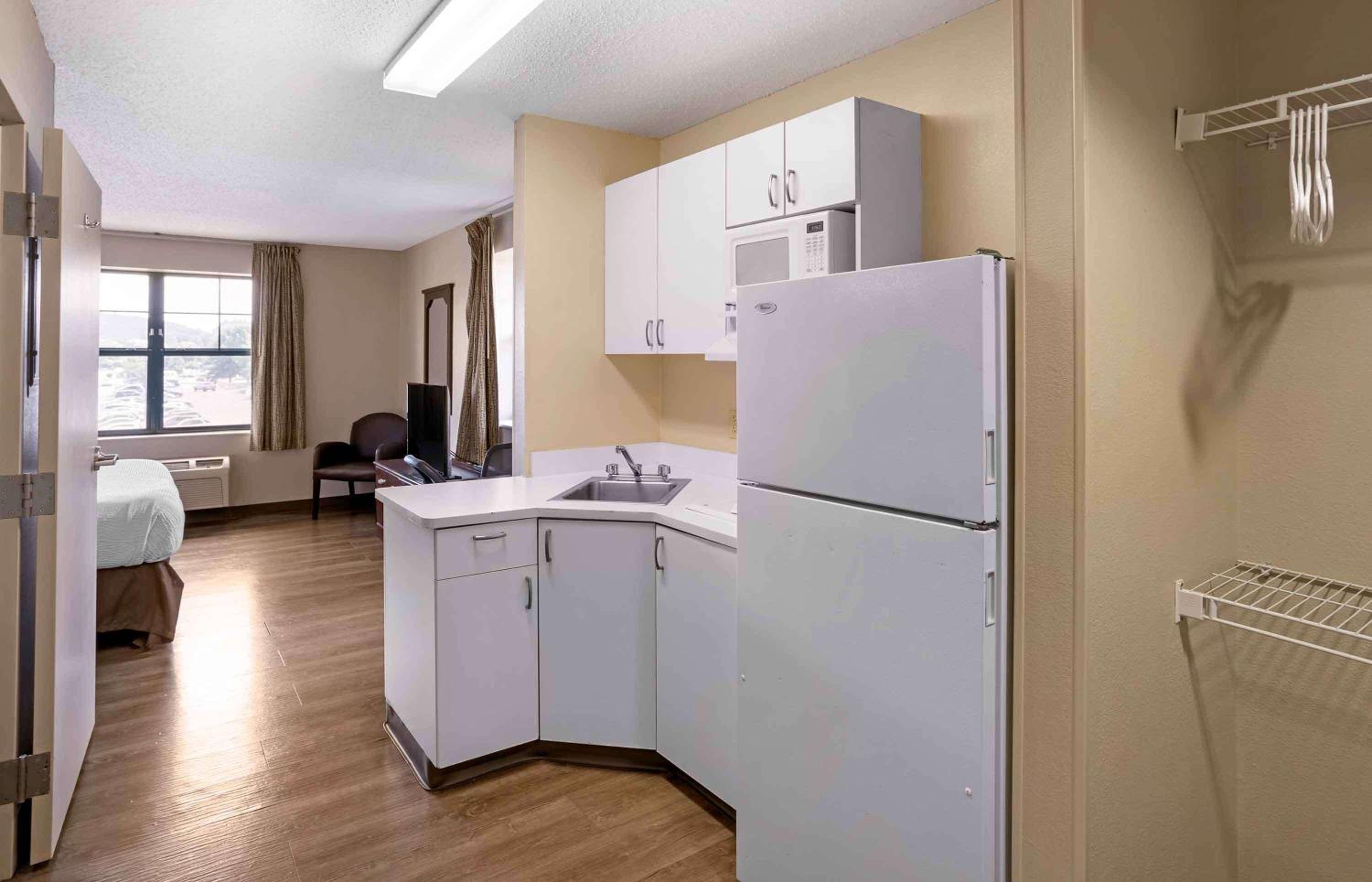 1 King Bed | Non-Smoking, Kitchen, Shower - Photo 5