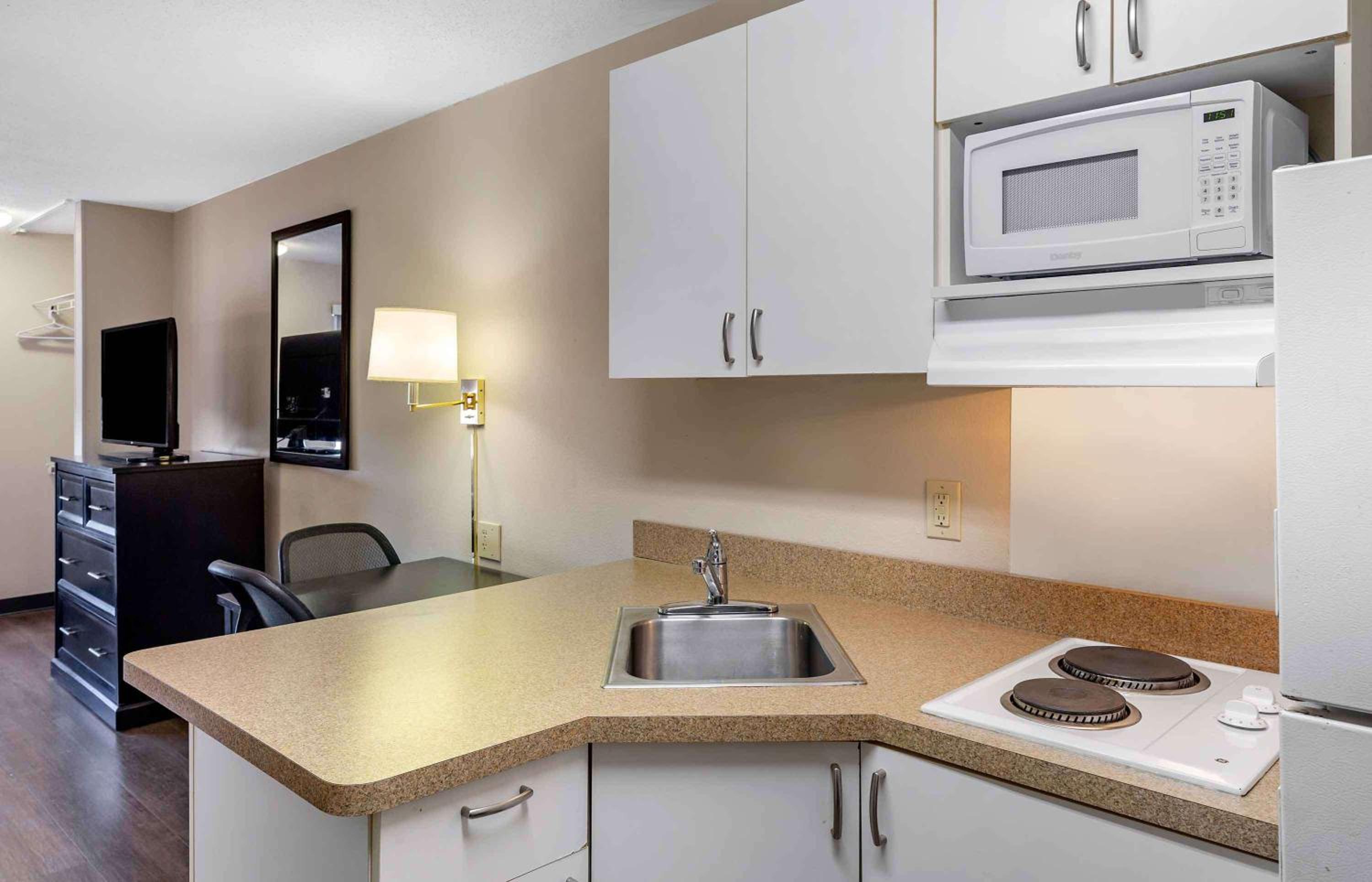 2 Queen Beds | Smoking, Kitchen