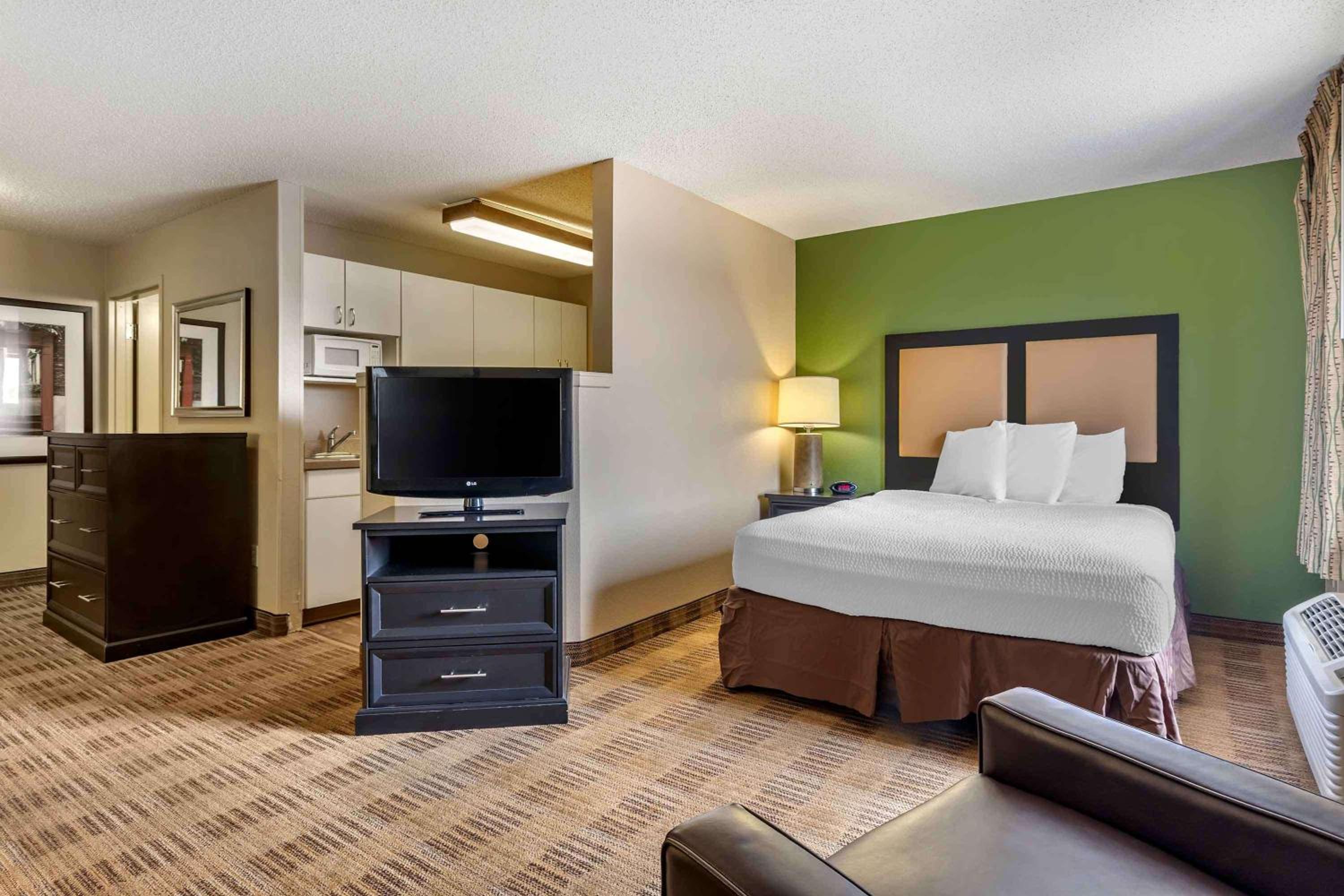 Deluxe Studio with 1 Queen Bed - Non-Smoking - Photo 1