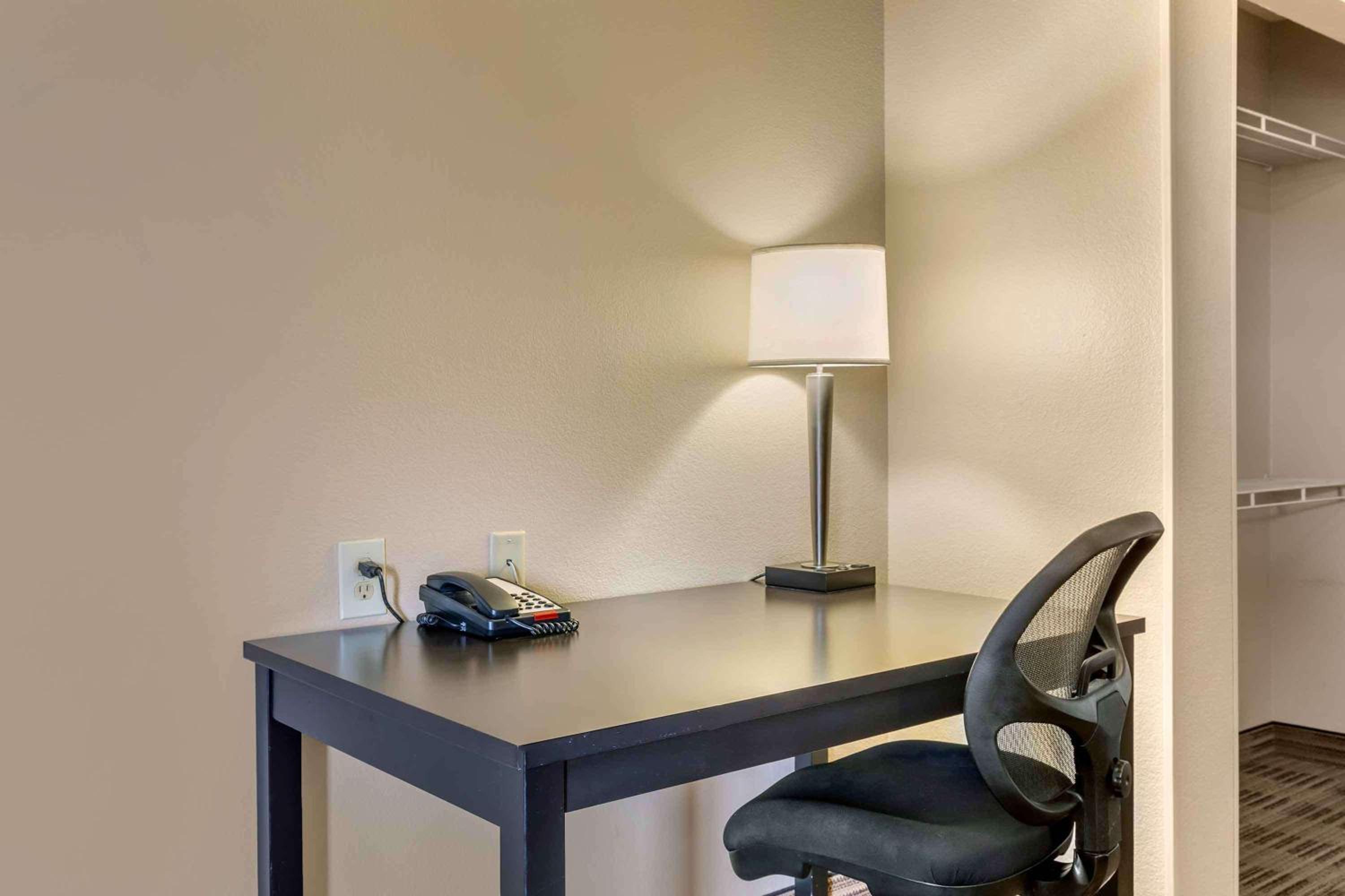 Deluxe Studio with 1 Queen Bed - Non-Smoking - Photo 3