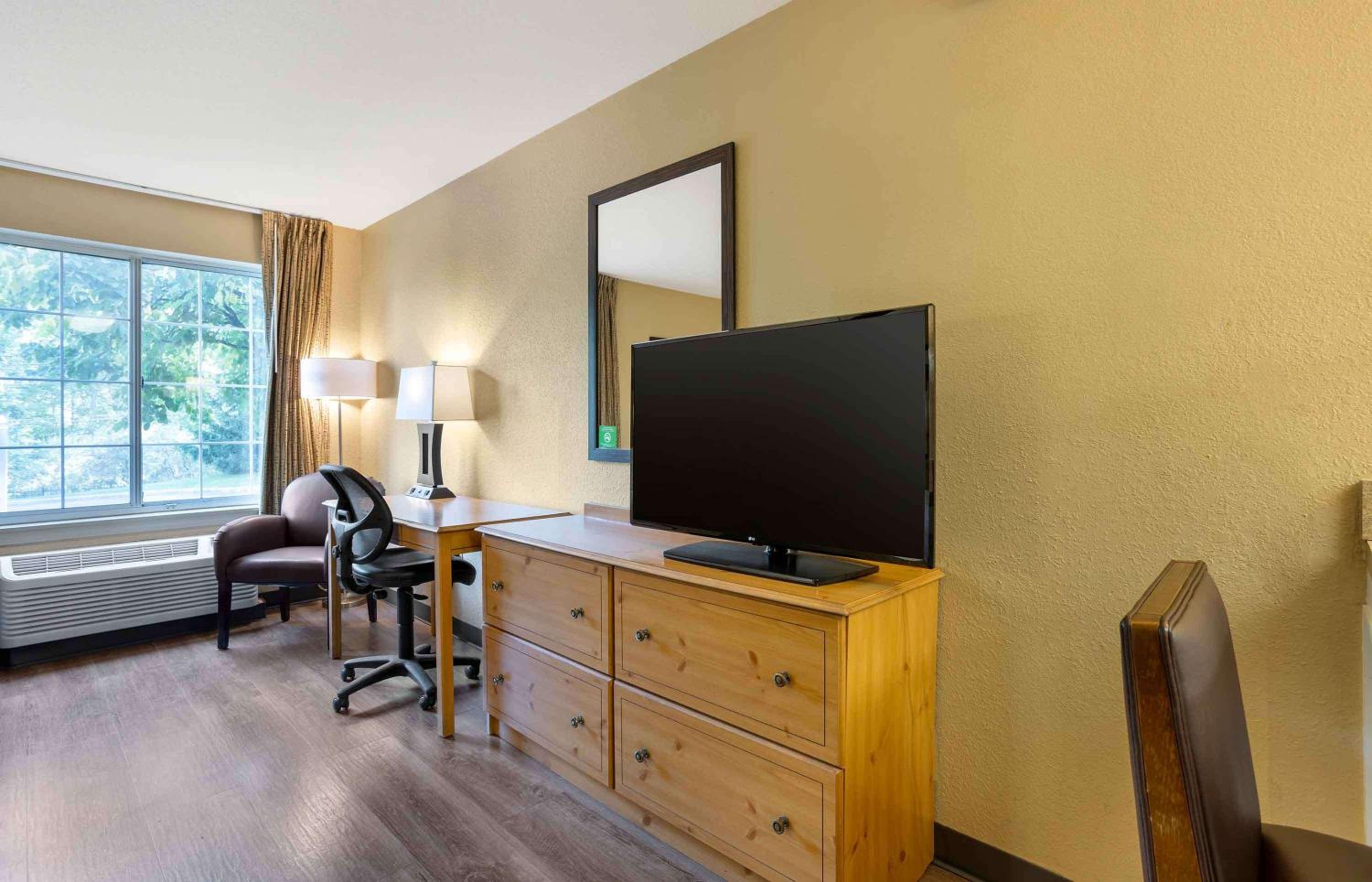 Studio with 2 Queen Beds - Non-Smoking - Photo 8