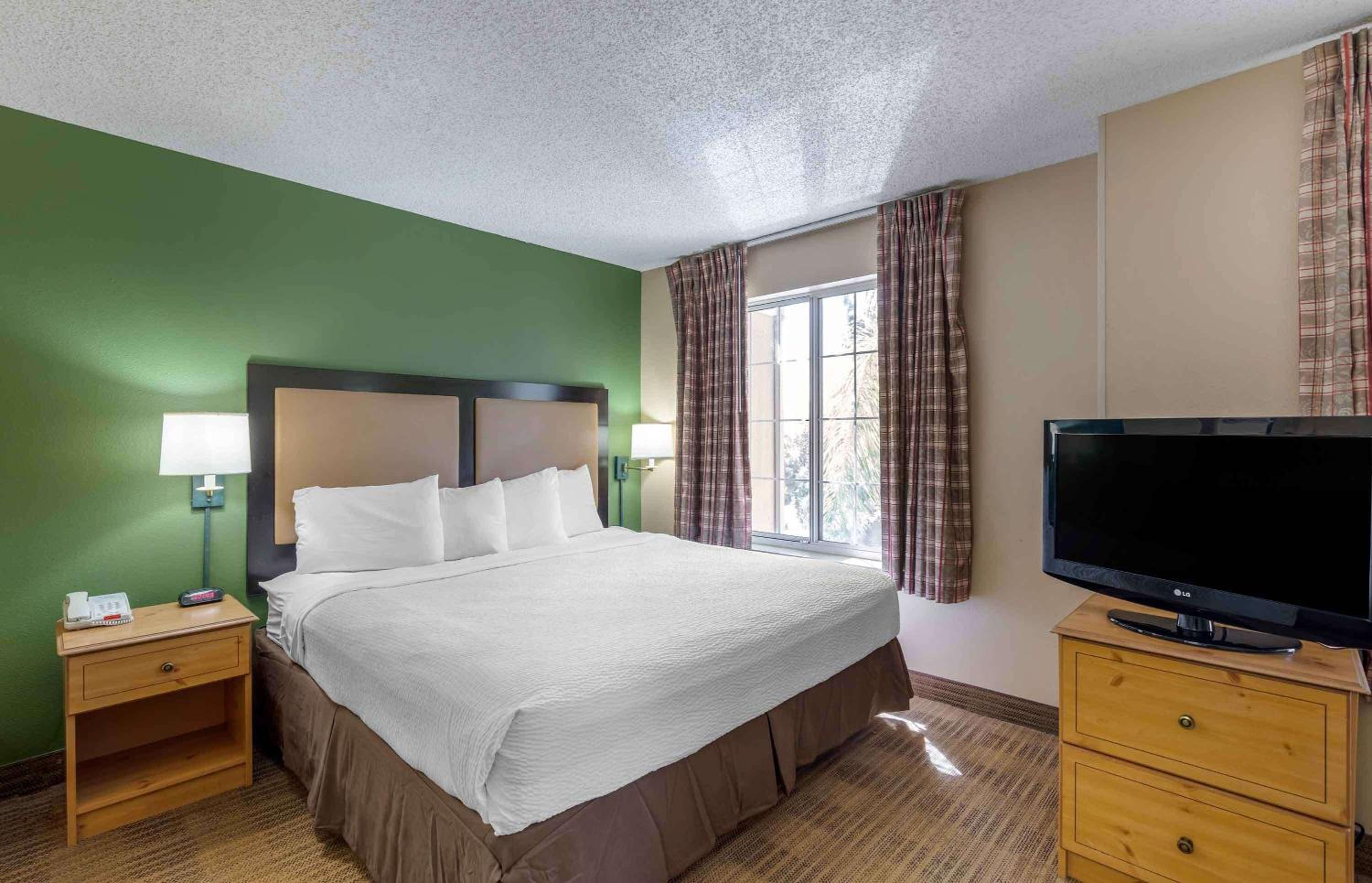 Deluxe Studio with 1 King Bed - Non-Smoking - Photo 10