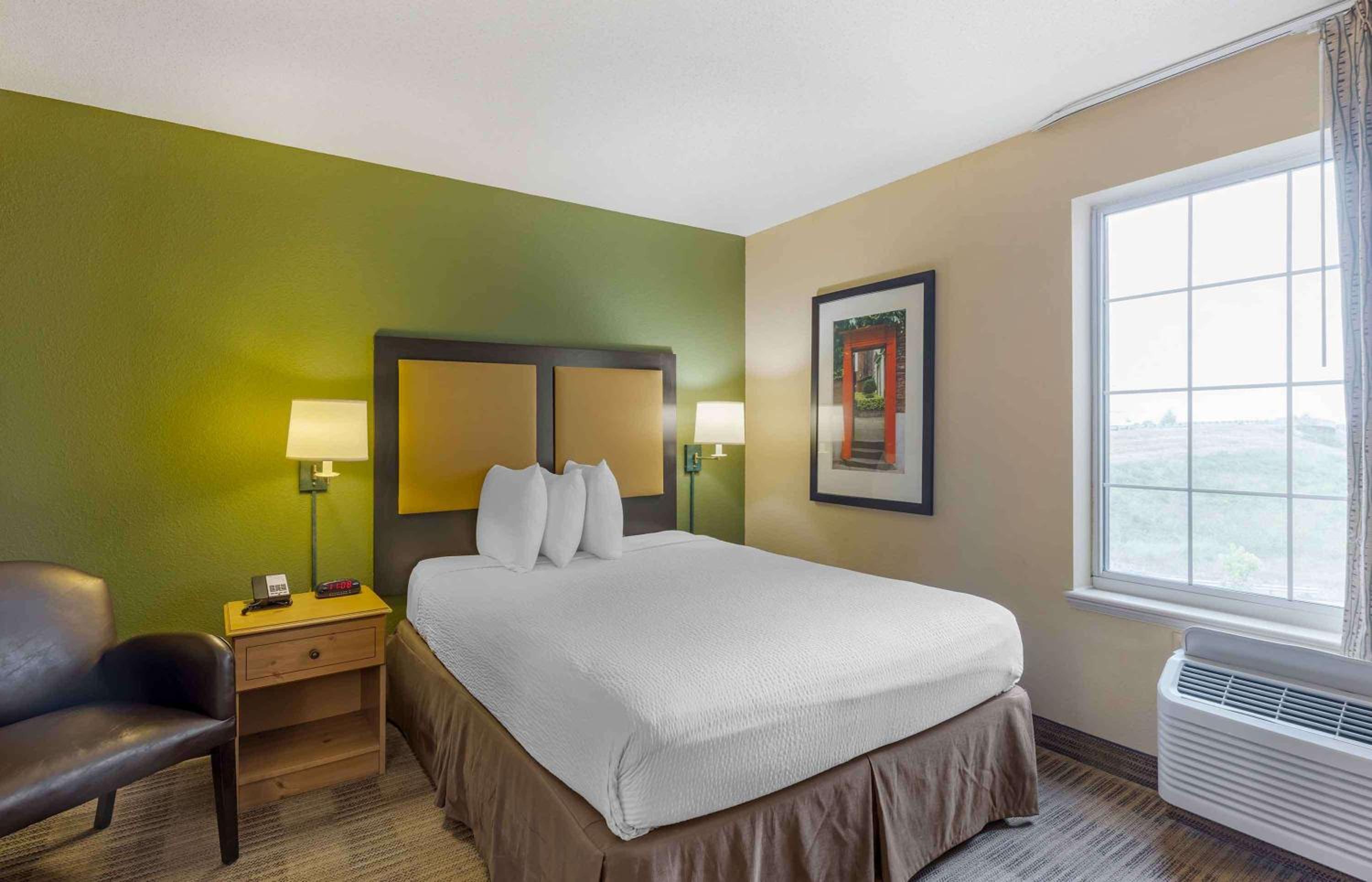 Queen studio with 1 Queen Bed - Disability Access/Non-Smoking