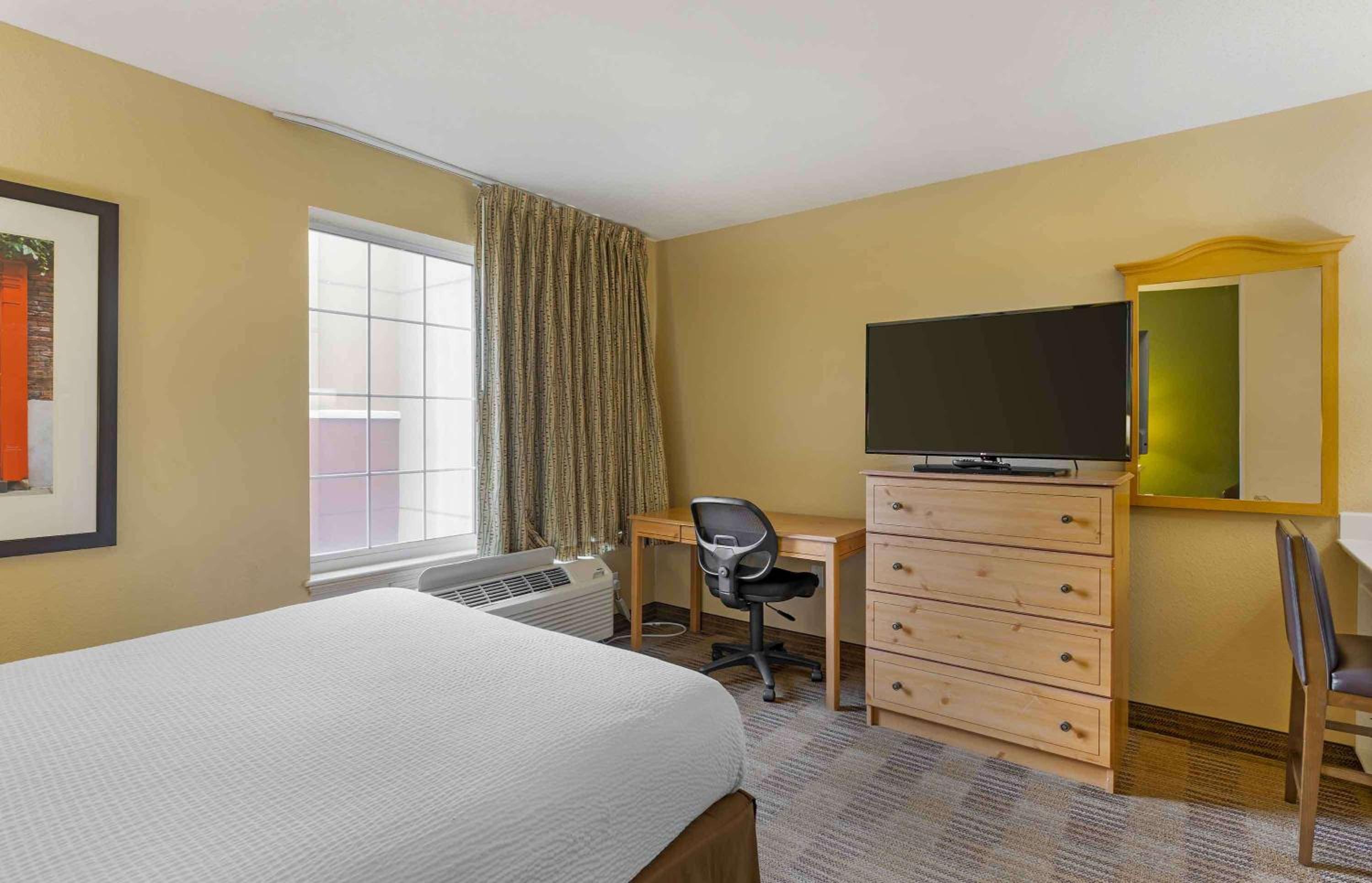 Queen studio with 1 Queen Bed - Disability Access/Non-Smoking photo 2