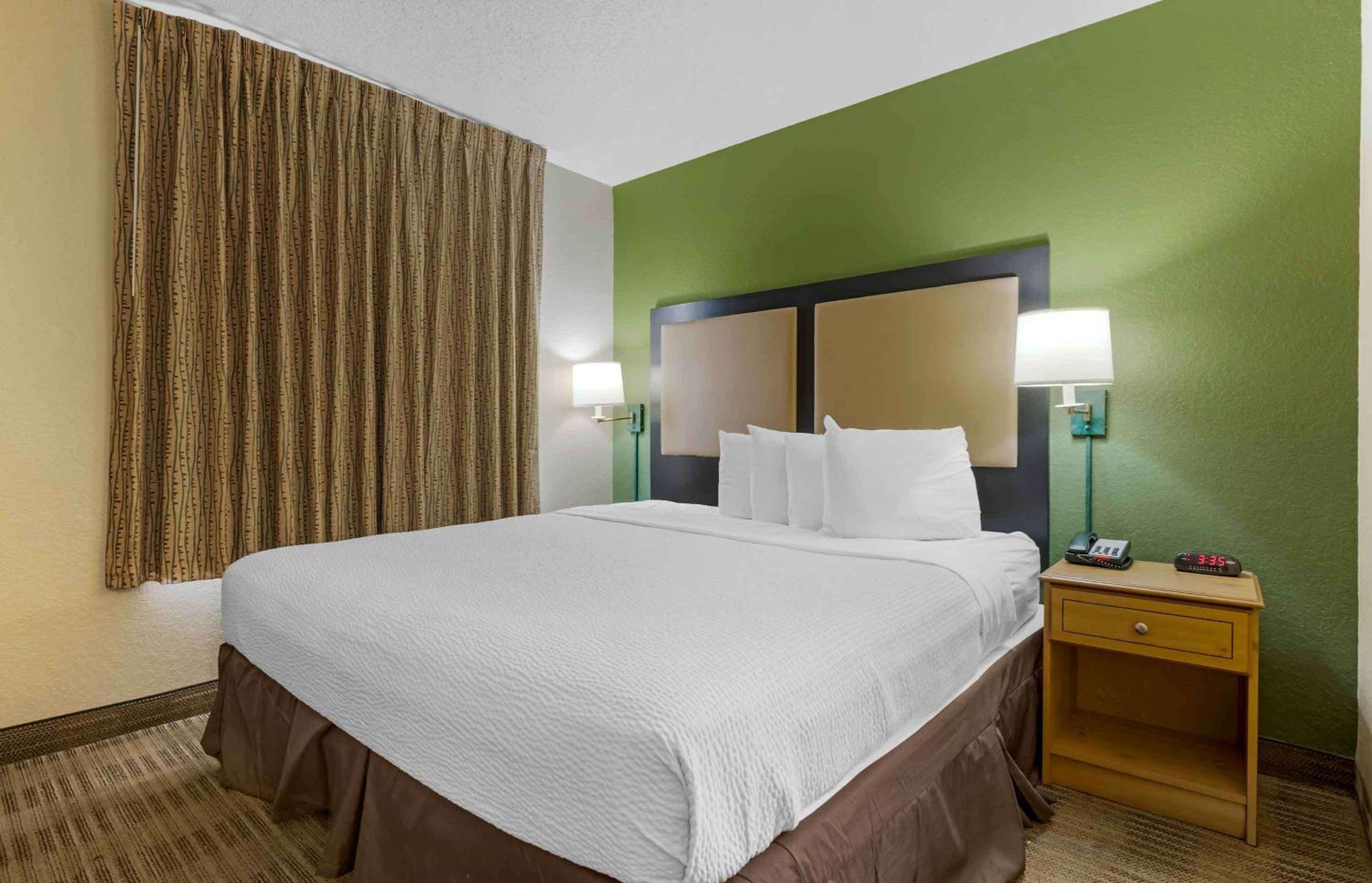 Deluxe Studio with 1 King Bed - Disability Access - Non-Smoking