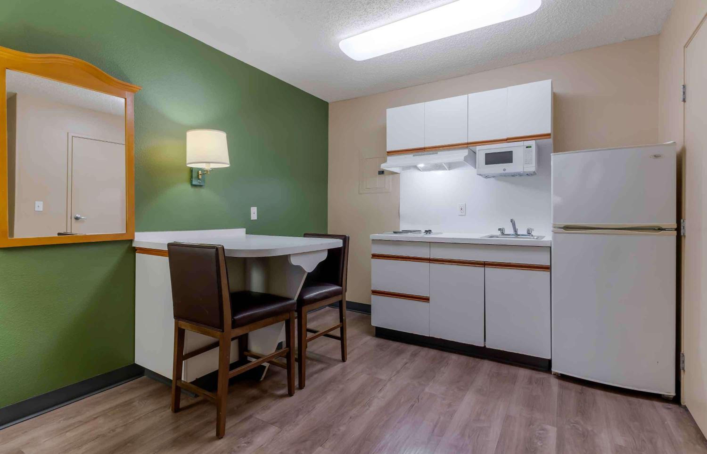 Deluxe Studio with 1 King Bed - Non-Smoking photo 3