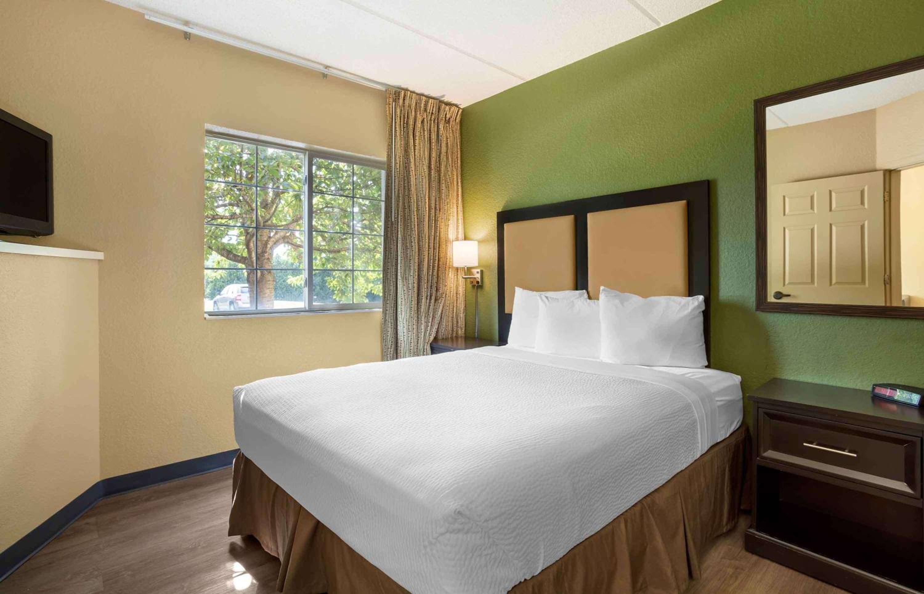1 Queen Bed | Suite, Non-Smoking, Kitchen - Photo 1