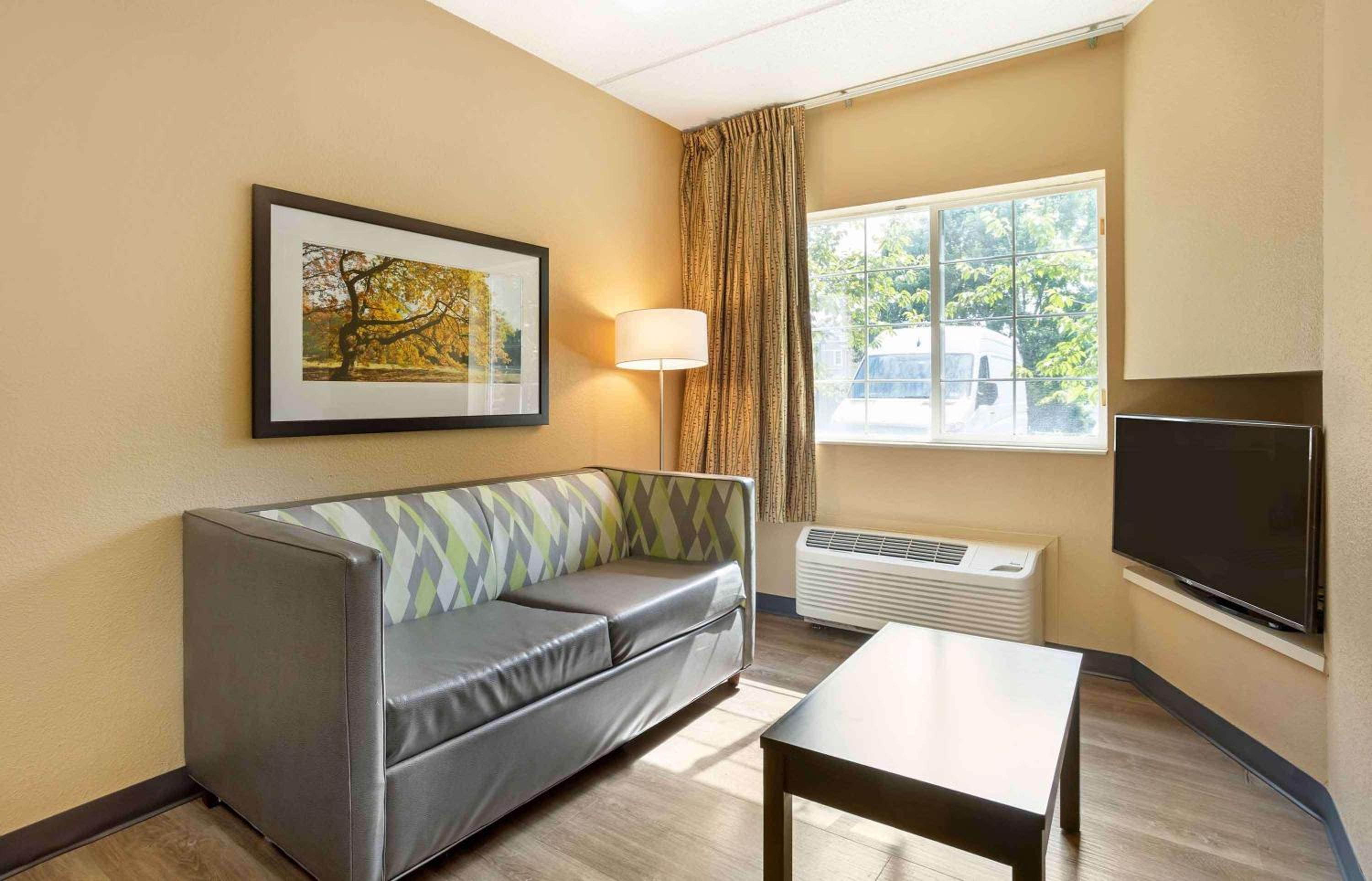 1 Queen Bed | Suite, Non-Smoking, Kitchen - Photo 12