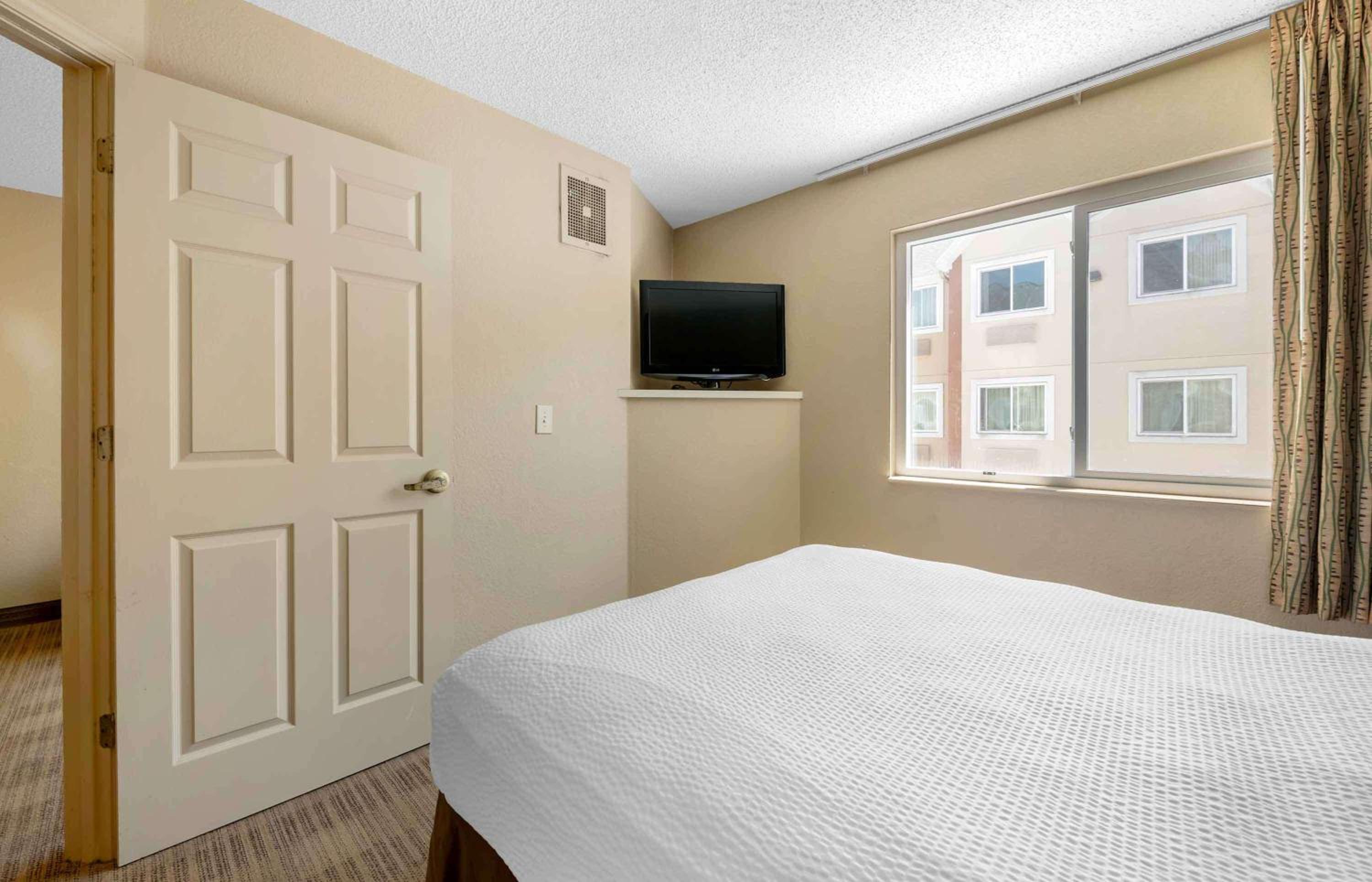 1 Queen Bed | Suite, Non-Smoking, Kitchen - Photo 11