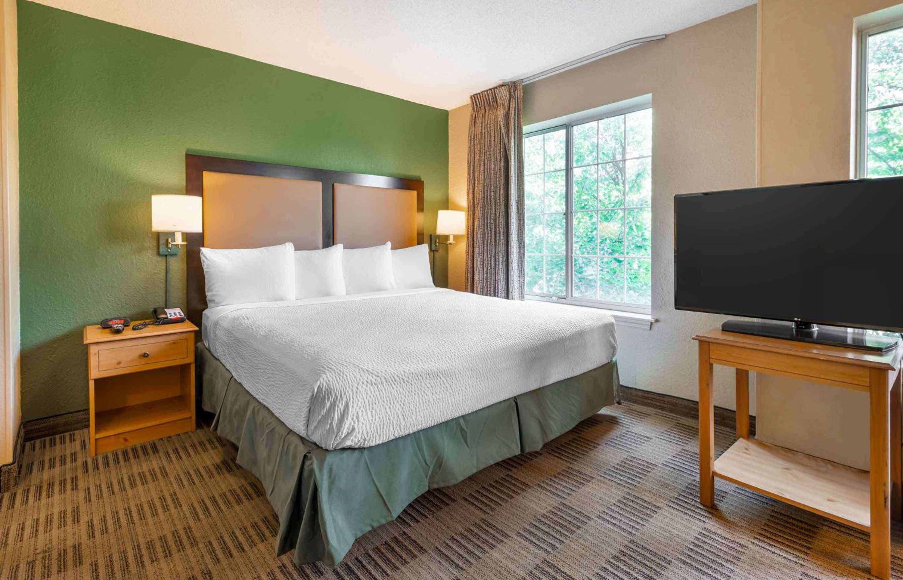 Deluxe Studio with 1 King Bed - Non-Smoking