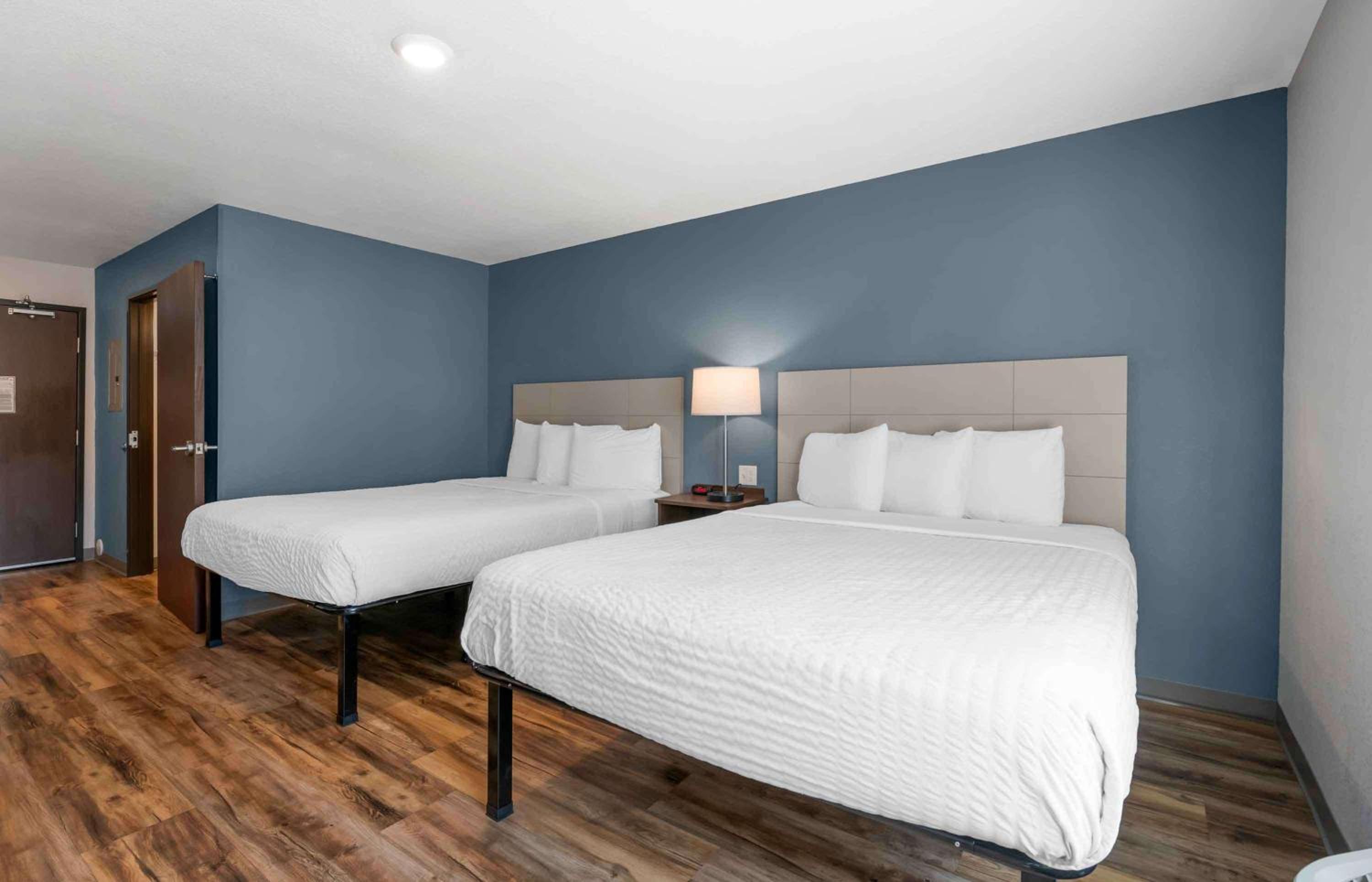 Standard Queen Room with Two Queen Beds - Non-Smoking photo 2