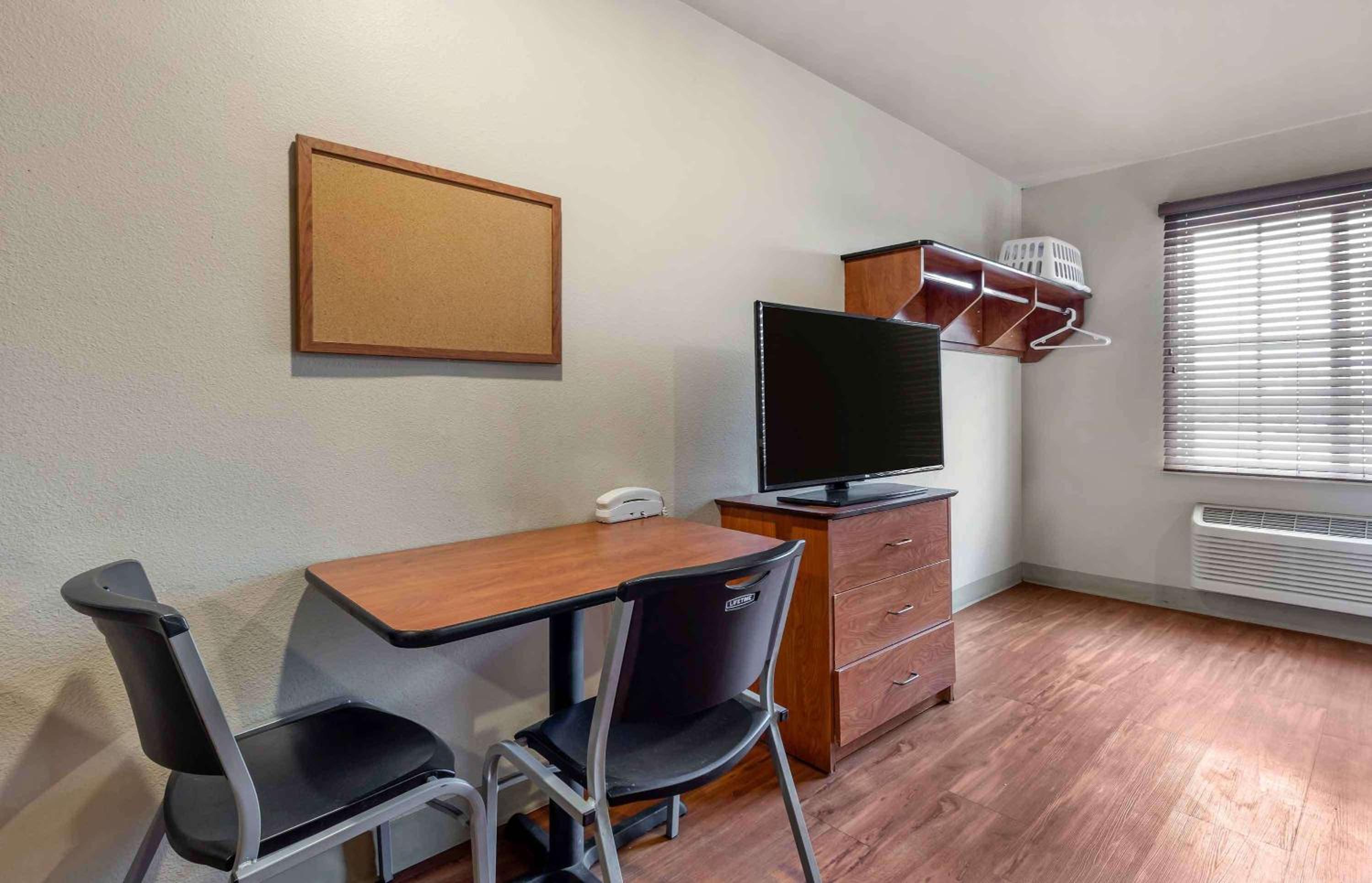 2 Full Beds | Non-Smoking, Kitchen photo 3