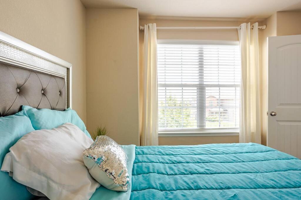 Five-Bedroom House photo 1