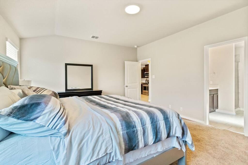 Five-Bedroom House photo 3