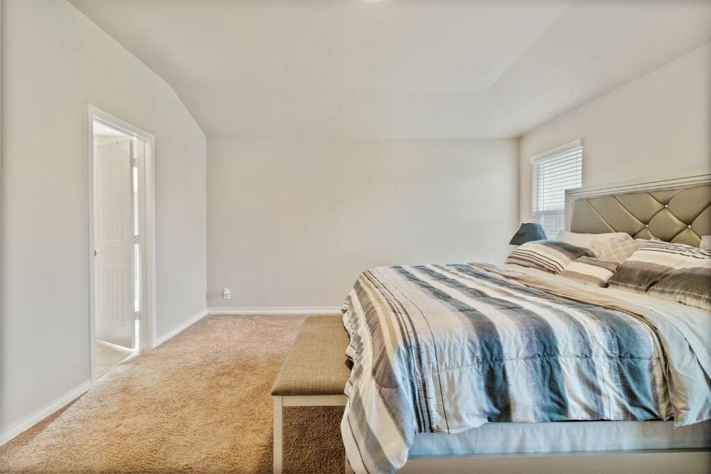 Five-Bedroom House photo 2