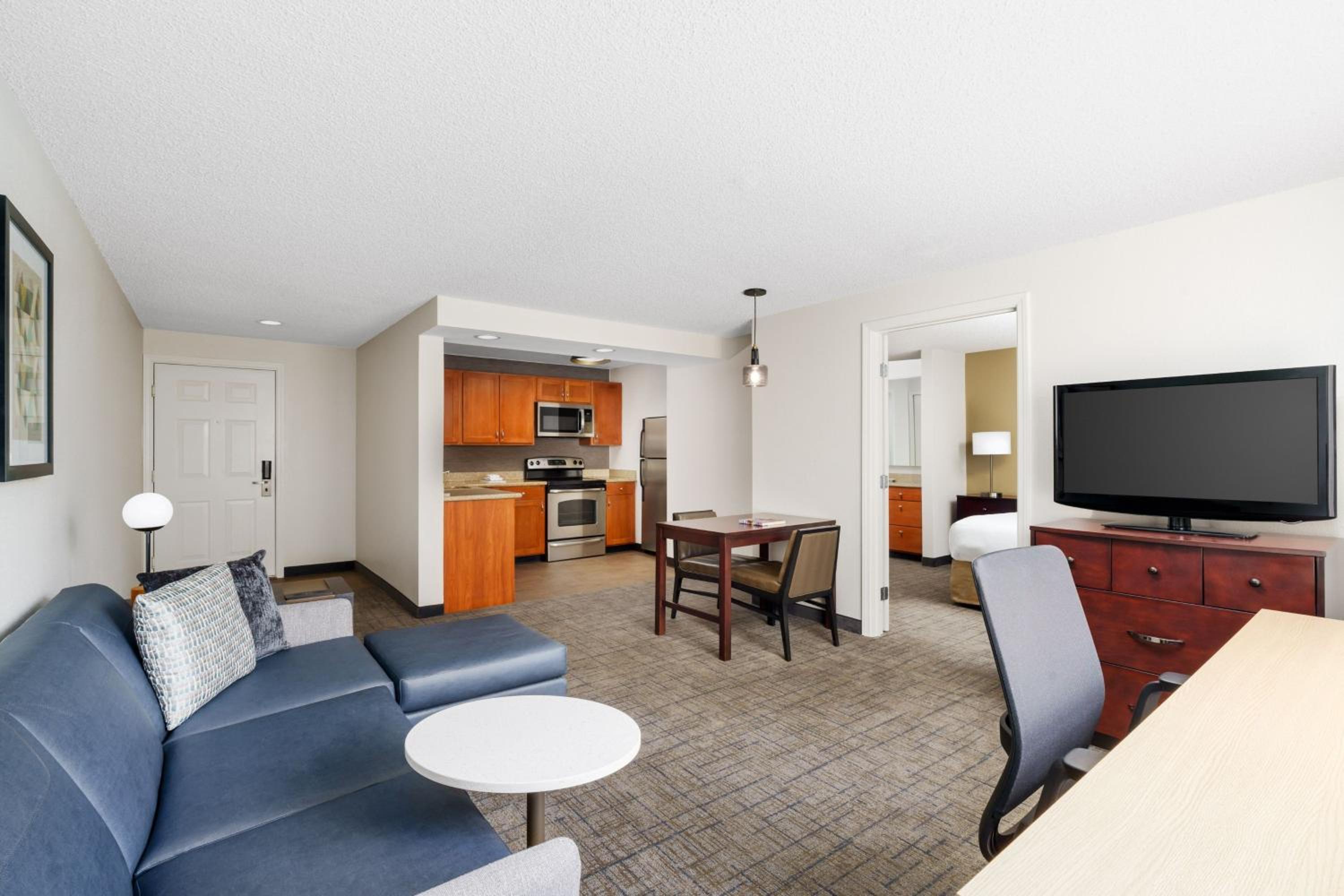 One-Bedroom King Suite with Sofa Bed photo 2