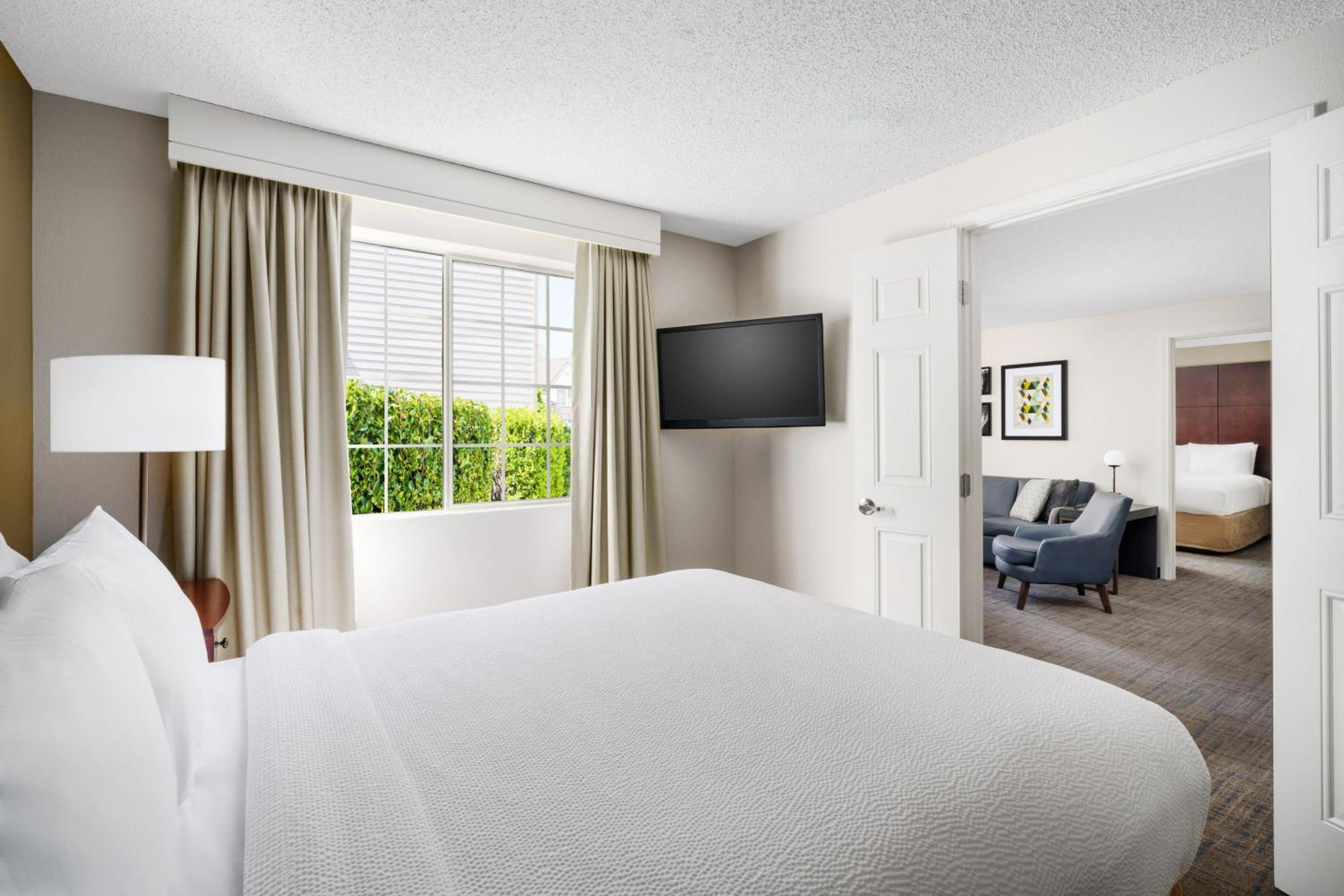 Two-Bedroom Suite with Fireplace photo 2