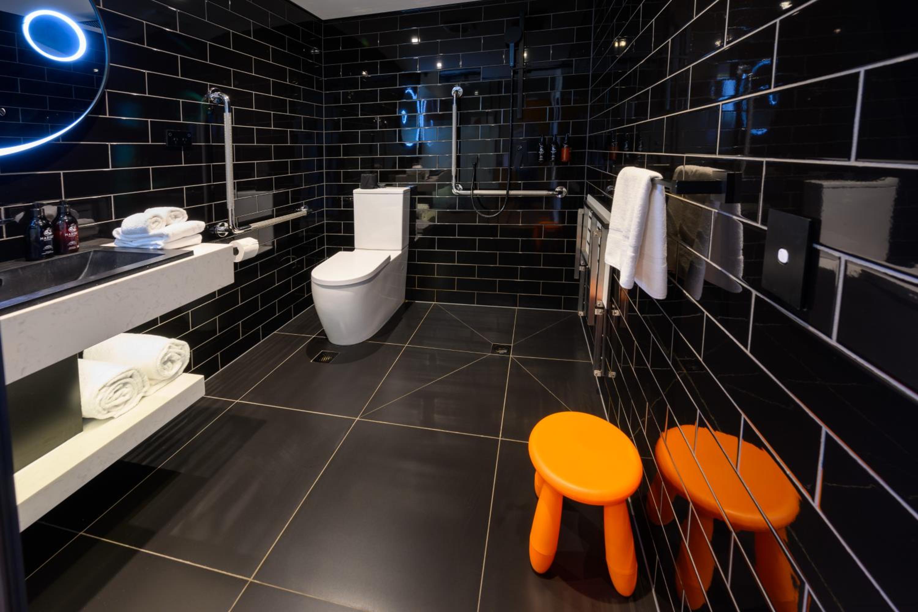 Suite - Photo 10