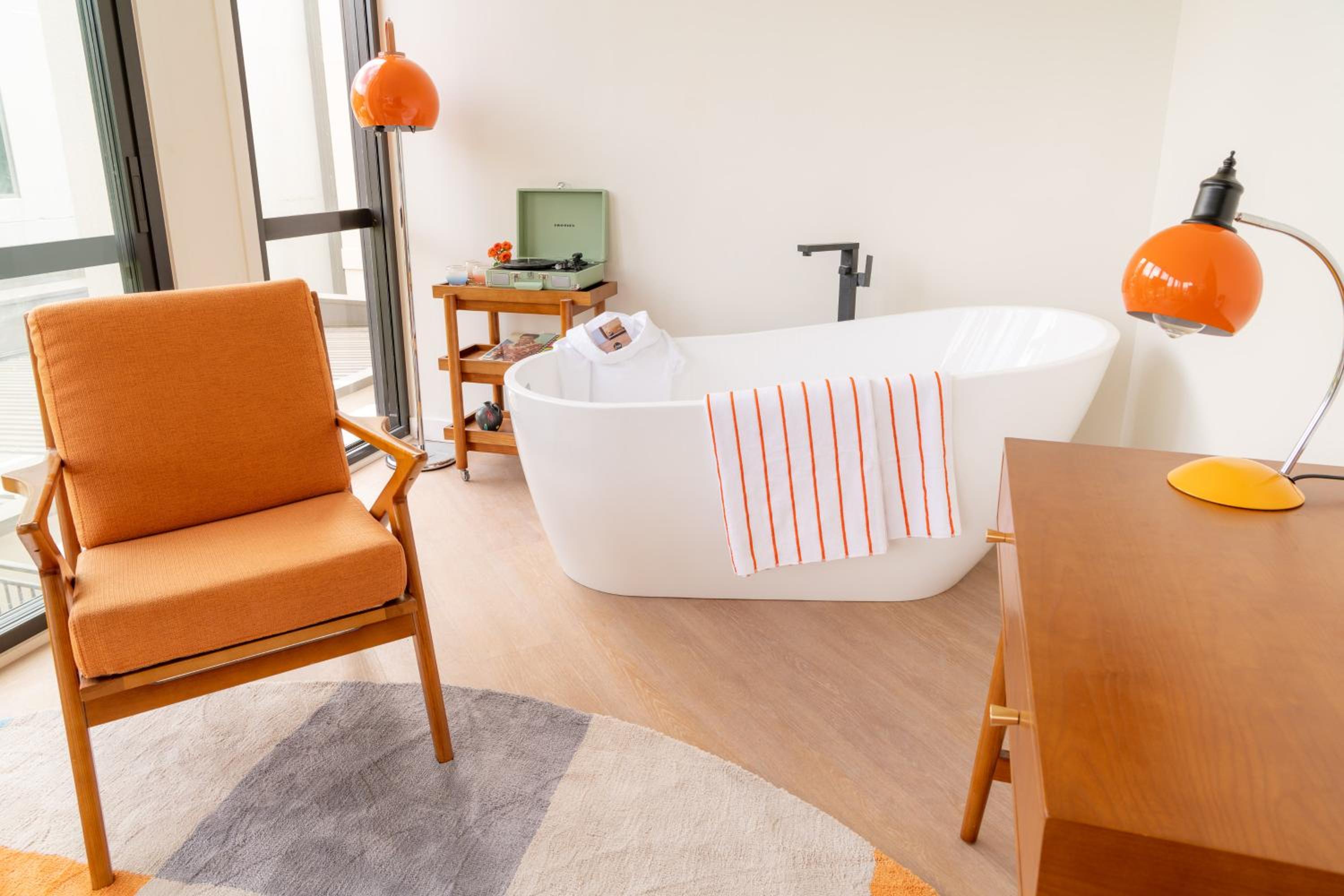 Suite - Photo 12