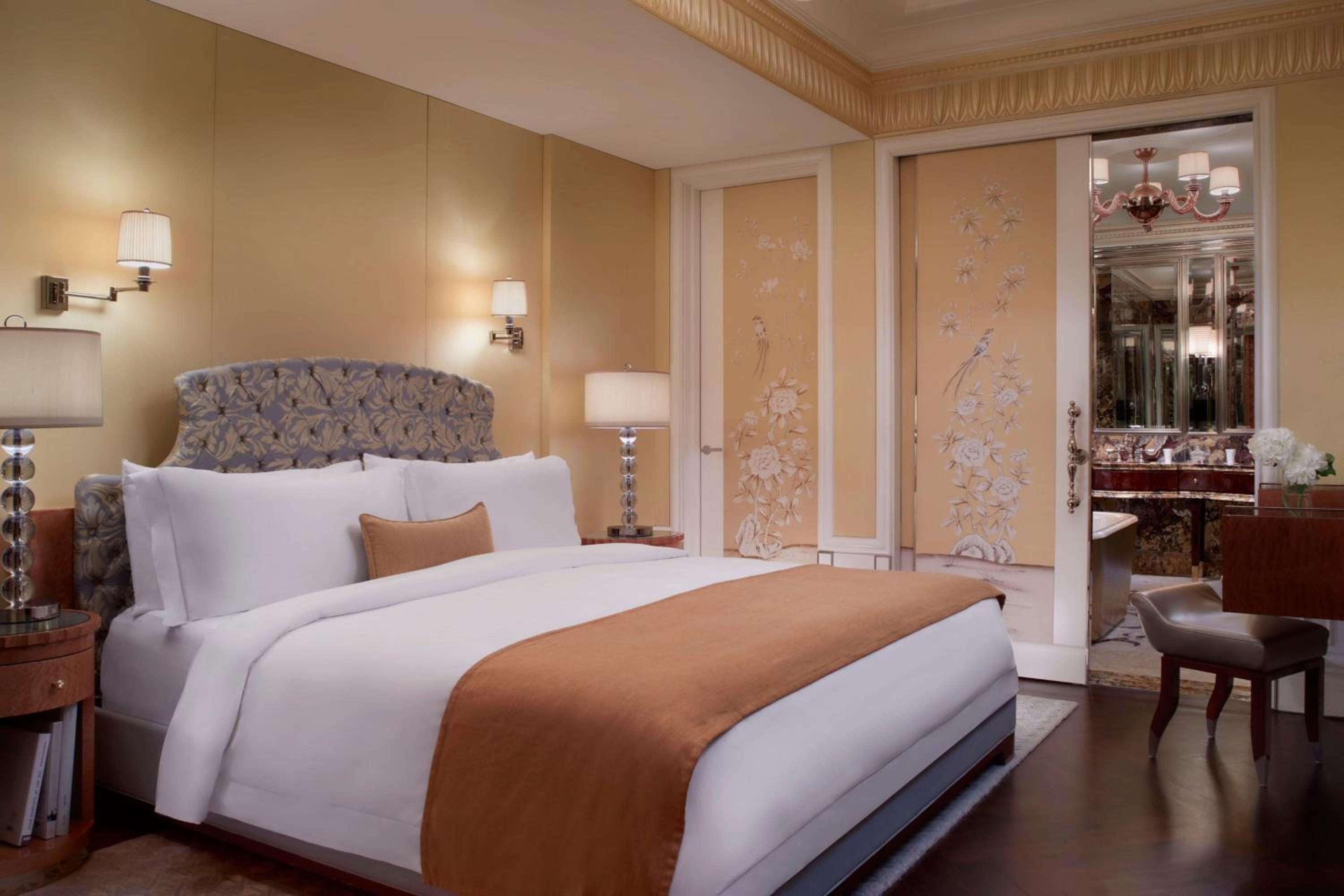 Specialty Suite, 1 Bedroom Larger Suite, 1 King, Garden View Specialty Suite, 1 Bedroom Larger Suite, 1 King, Garden View