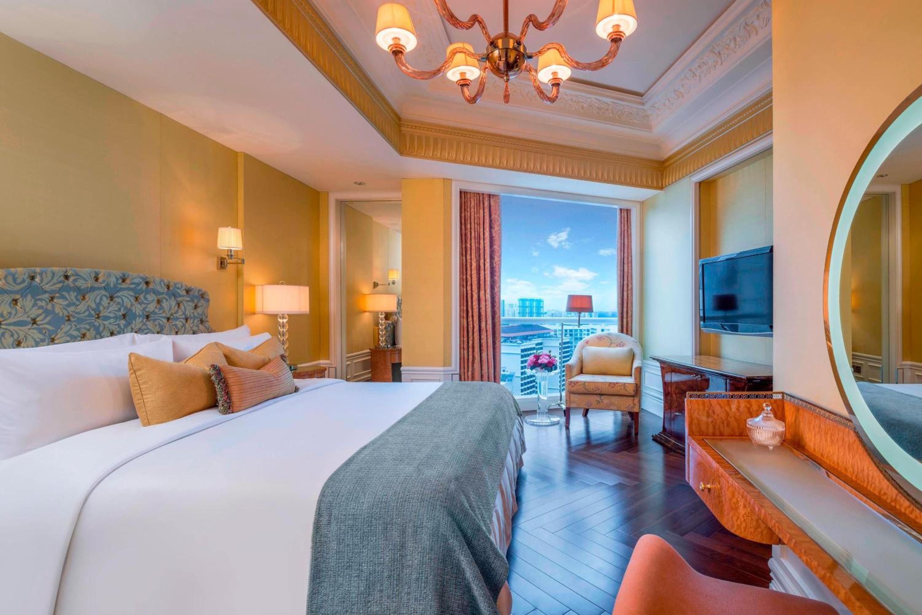Specialty Suite, 1 Bedroom Larger Suite, 1 King, Garden View Specialty Suite, 1 Bedroom Larger Suite, 1 King, Garden View