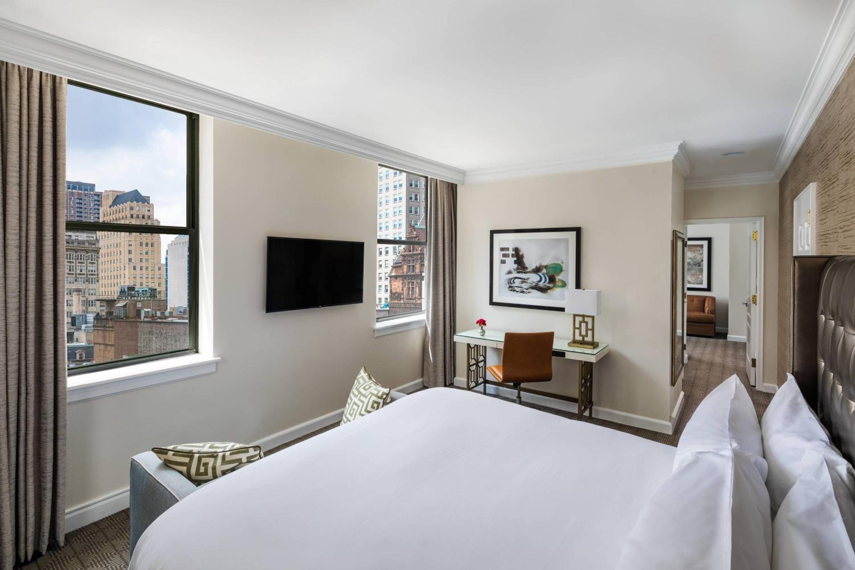 Lower Floor, 1 Bedroom Suite, 1 King - Photo 1