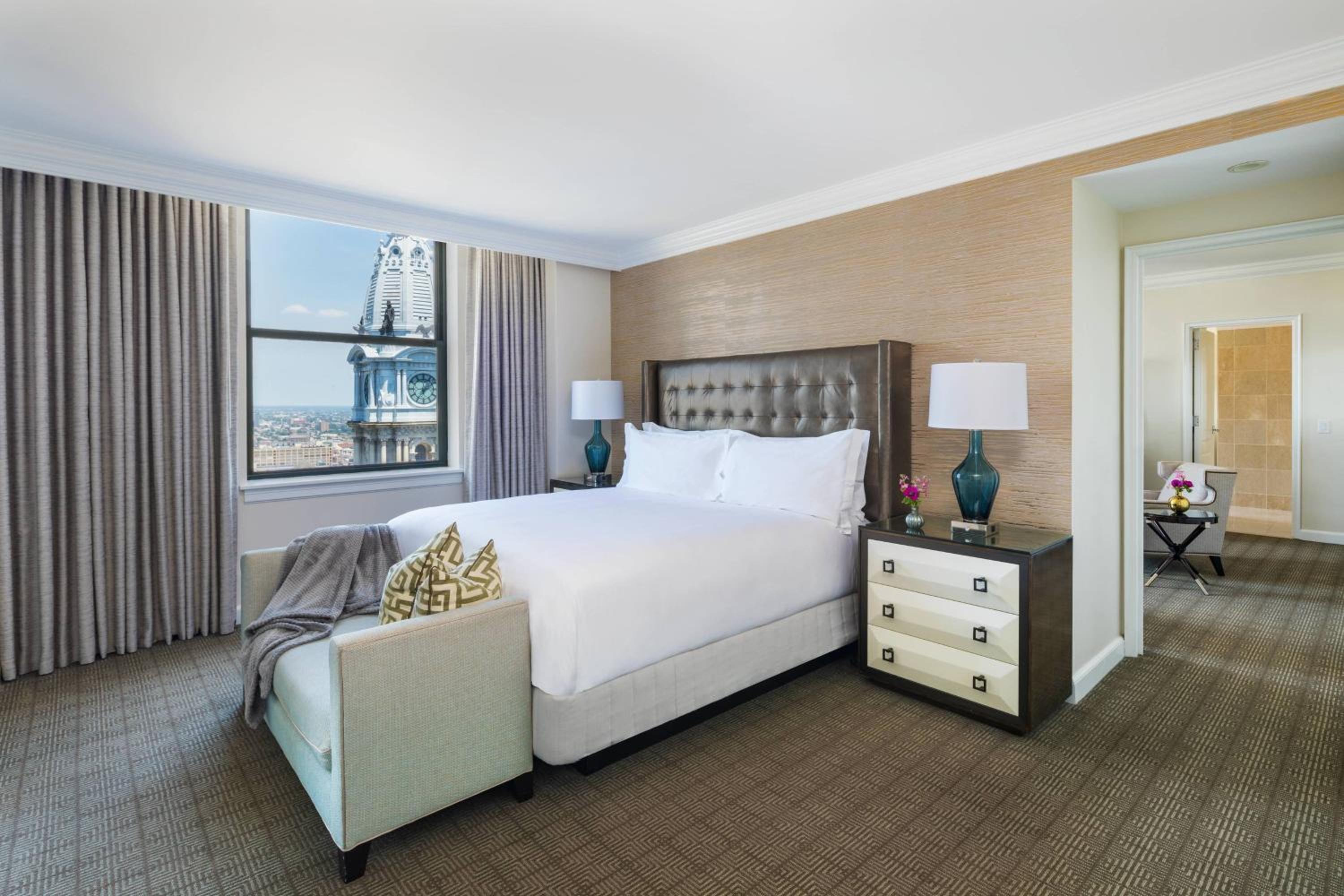 Luxury One-Bedroom Suite, Club Lounge Access, 1 Bedroom Larger Suite, 1 King, Bathrooms: 1.5 - Photo 1