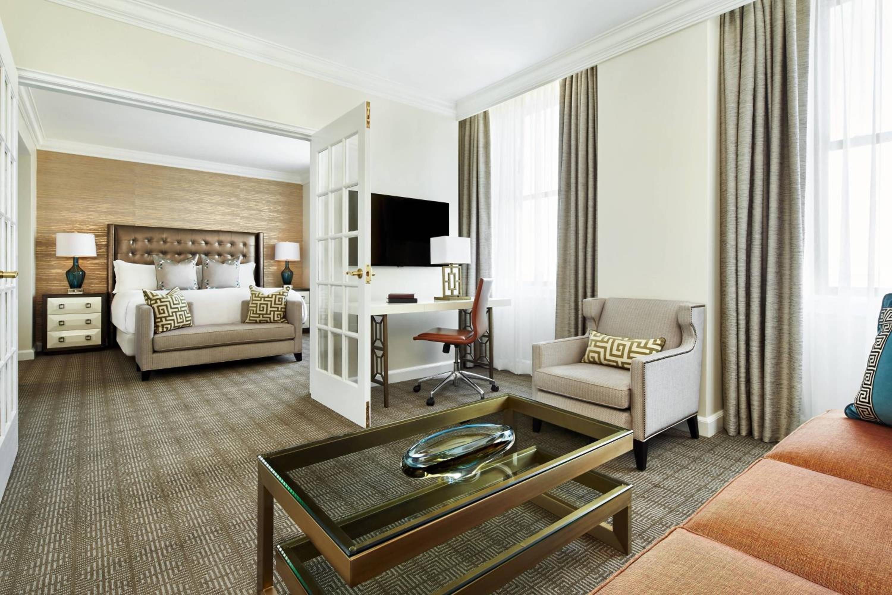Luxury One-Bedroom Suite, Club Lounge Access, 1 Bedroom Larger Suite, 1 King, Bathrooms: 1.5 - Photo 3