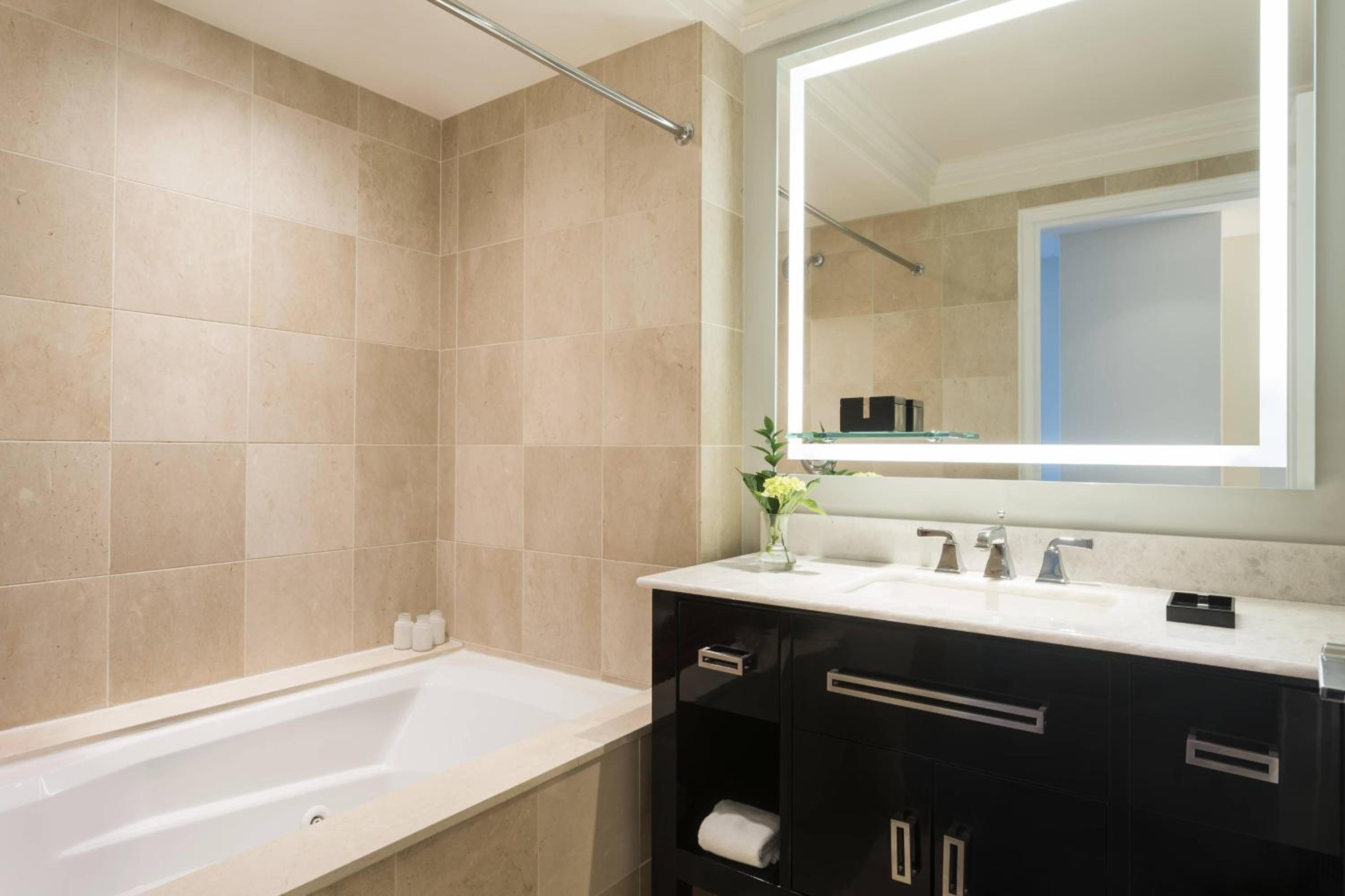 Luxury One-Bedroom Suite, Club Lounge Access, 1 Bedroom Larger Suite, 1 King, Bathrooms: 1.5 - Photo 5