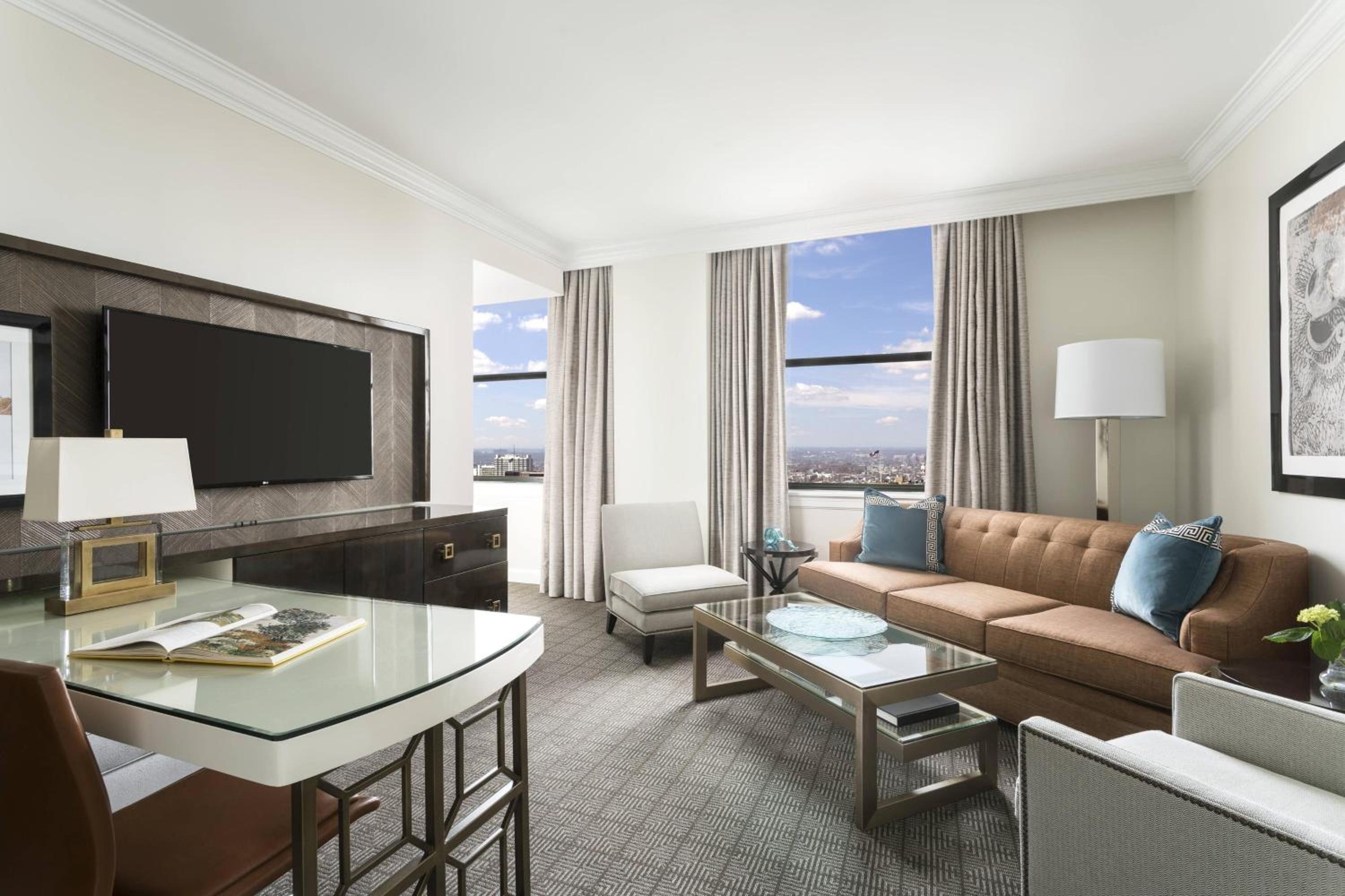 Suite, Club Lounge access, 1 Bedroom Suite, 1 King, Sofa Bed, City Hall view - Photo 5