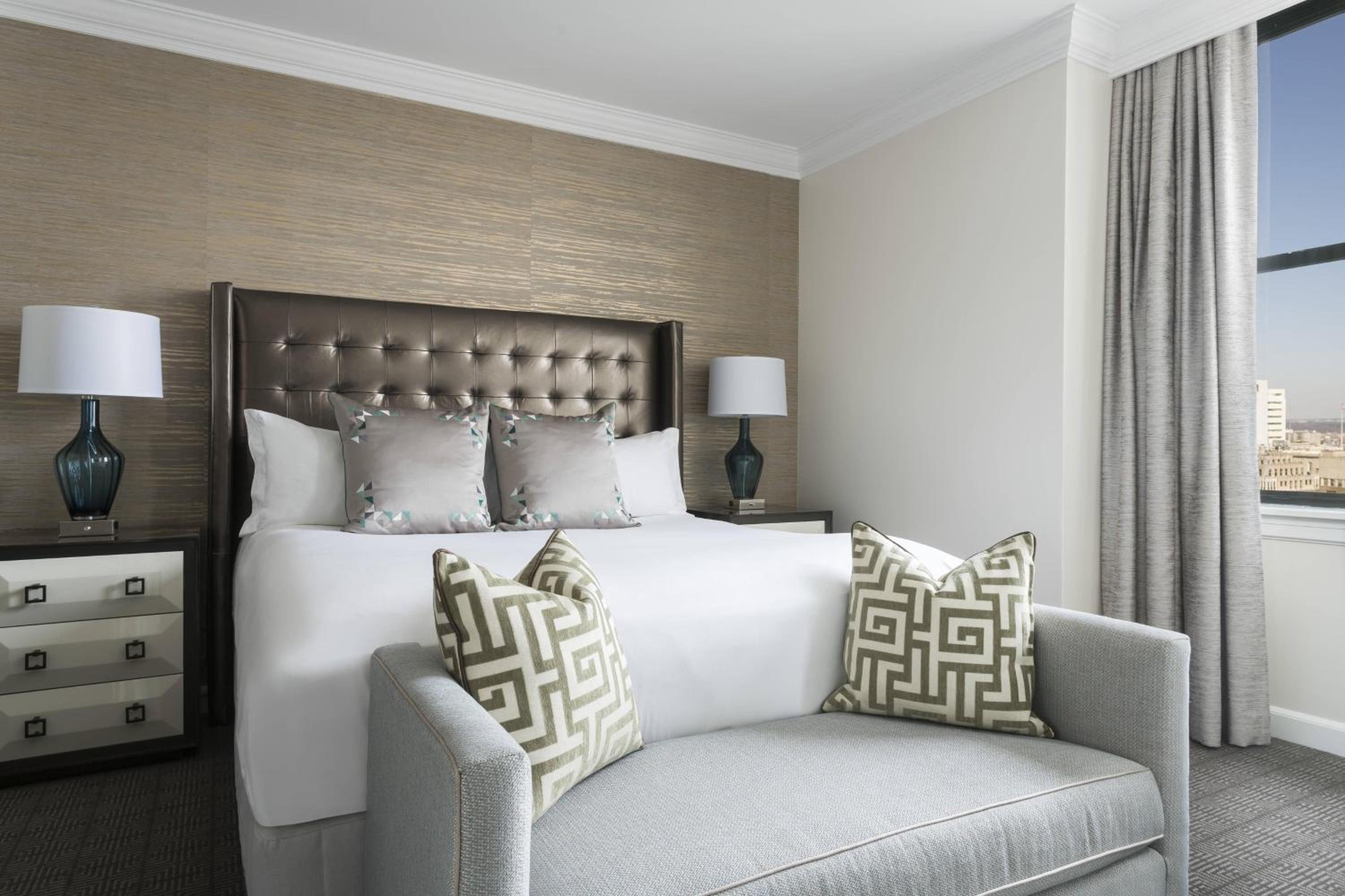 Suite, Club Lounge access, 1 Bedroom Suite, 1 King, Sofa Bed, City Hall view - Photo 4
