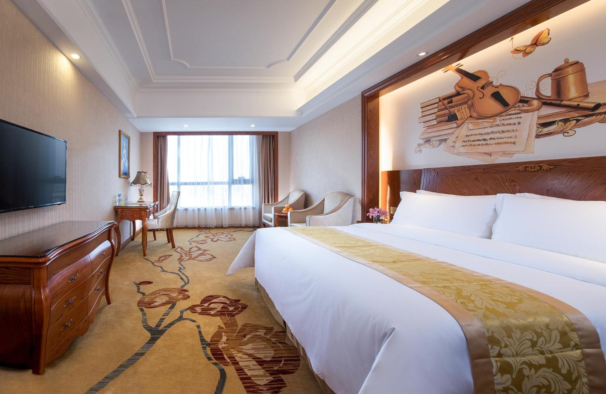Deluxe Queen Room
