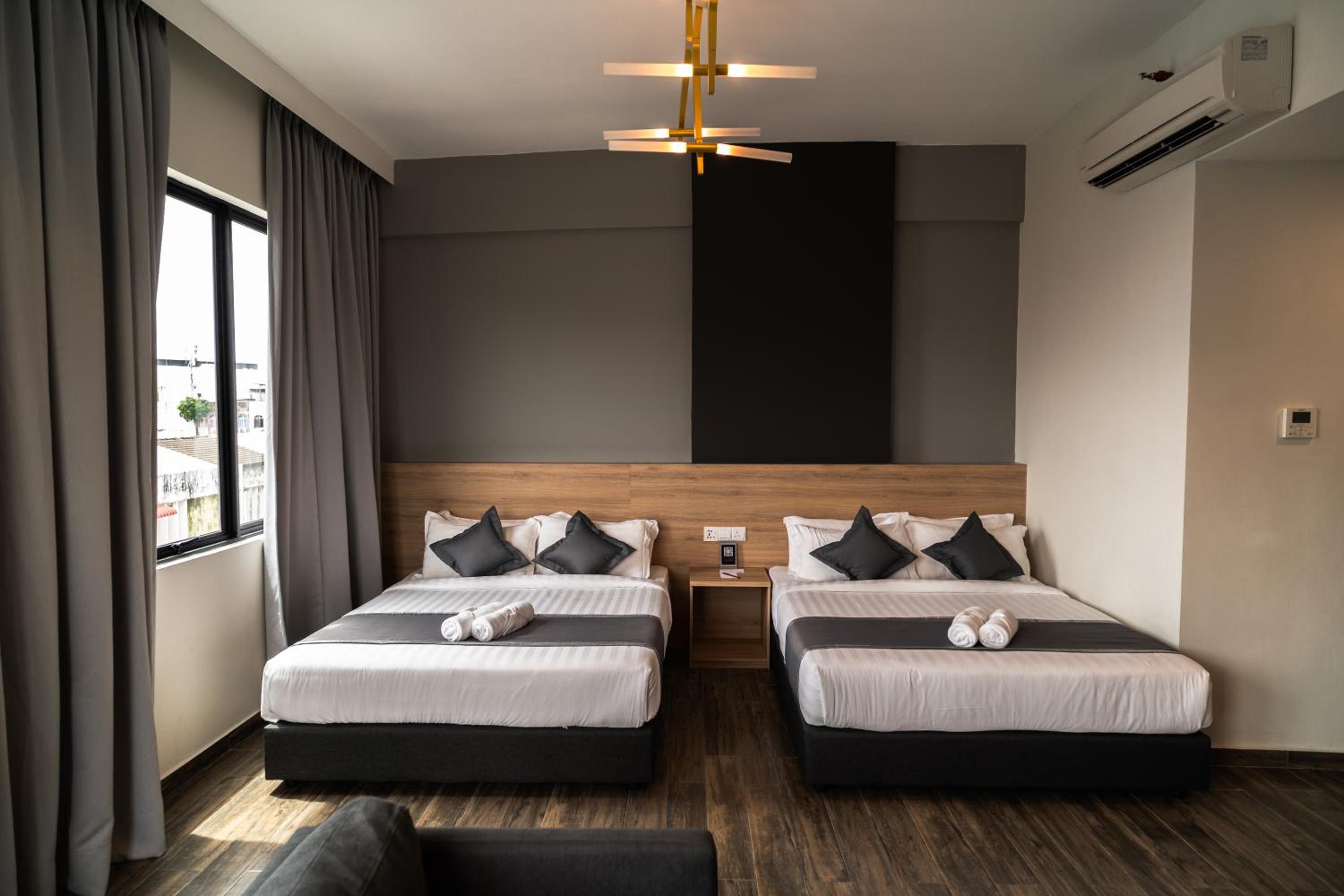 Plaza Suite - Photo 8