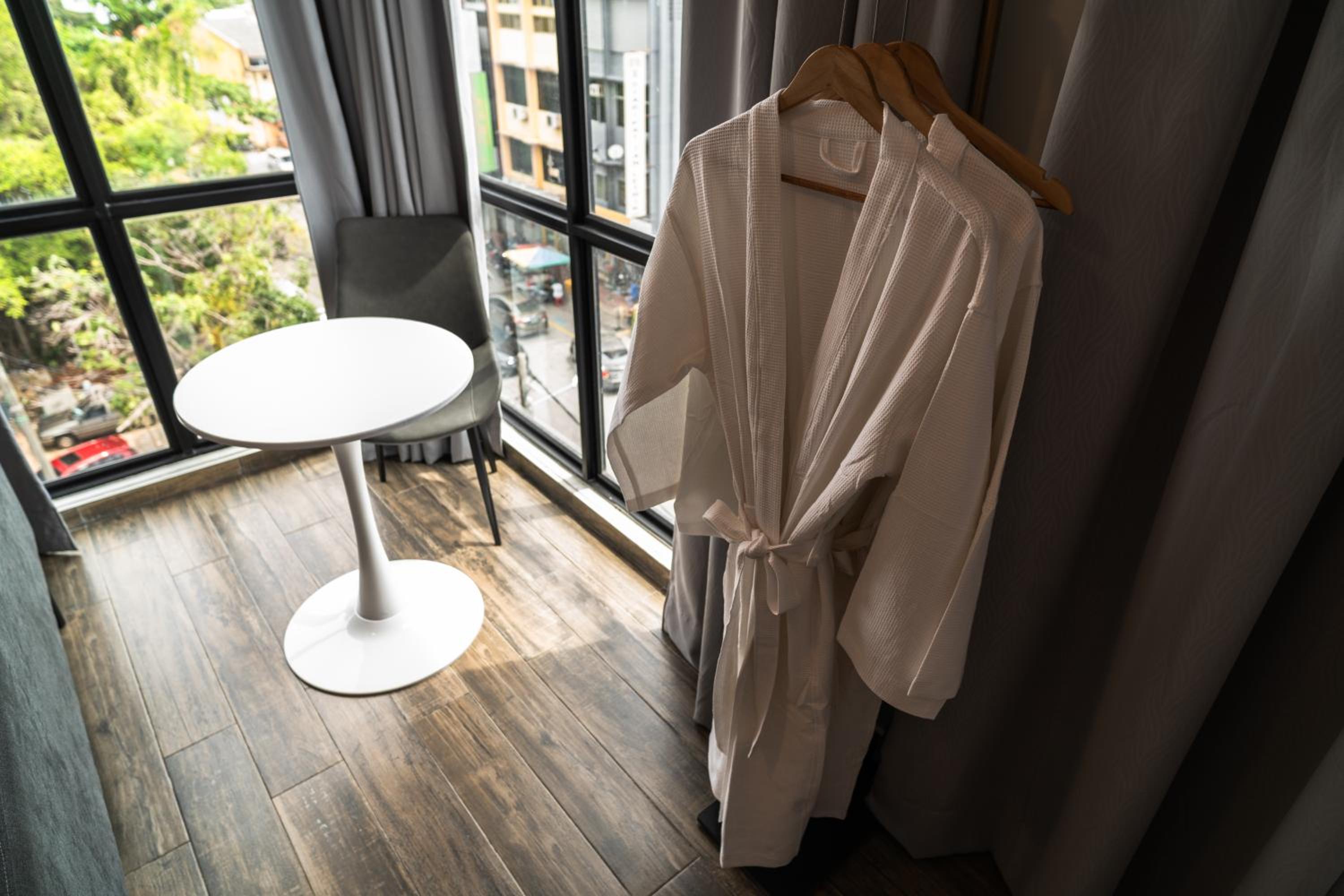 Plaza Suite - Photo 13
