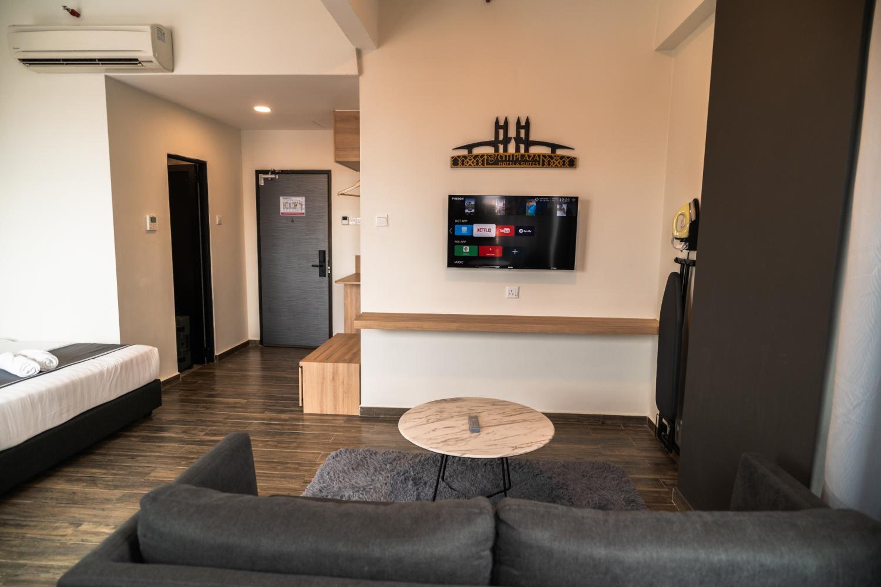 Plaza Suite - Photo 14