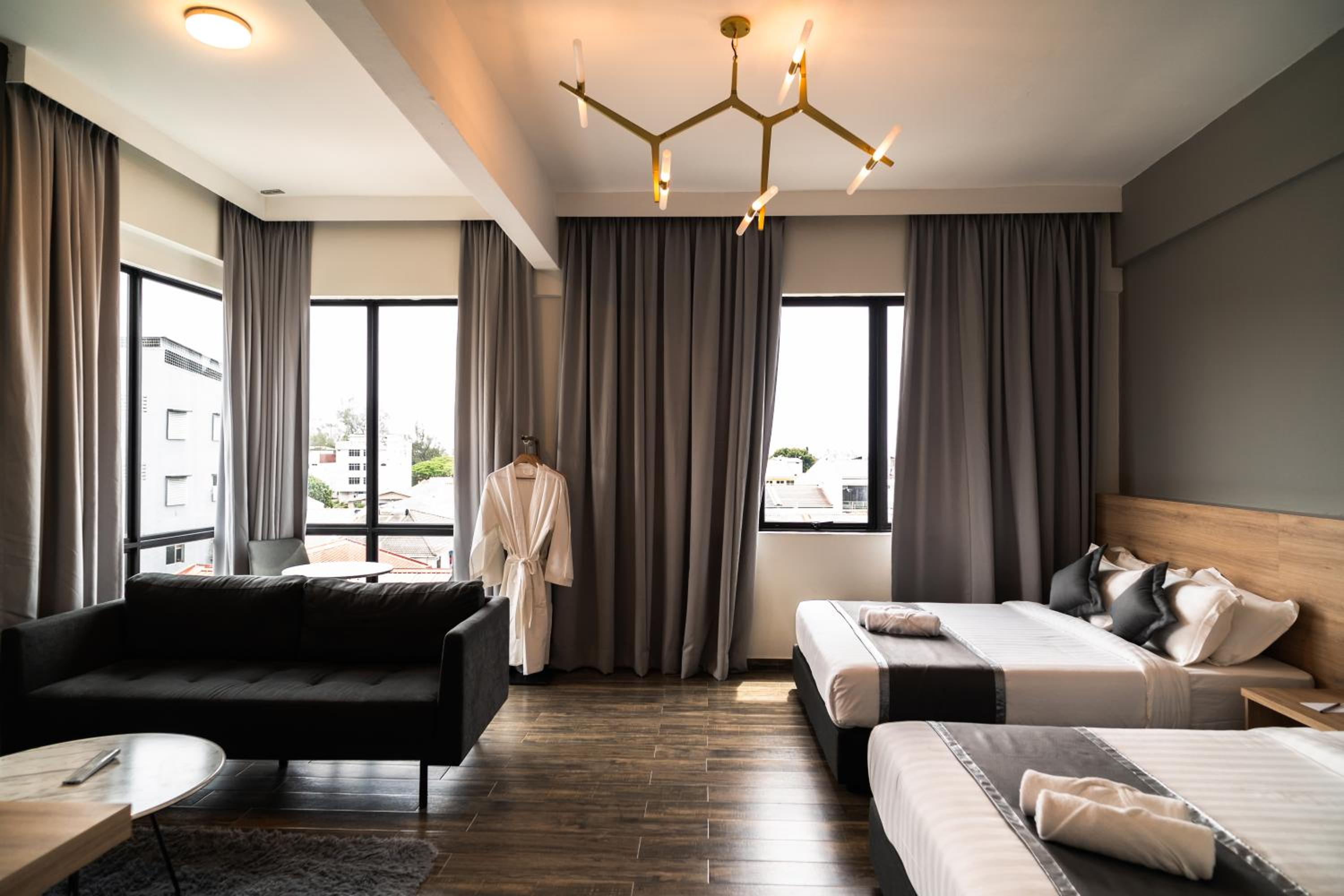 Plaza Suite - Photo 12