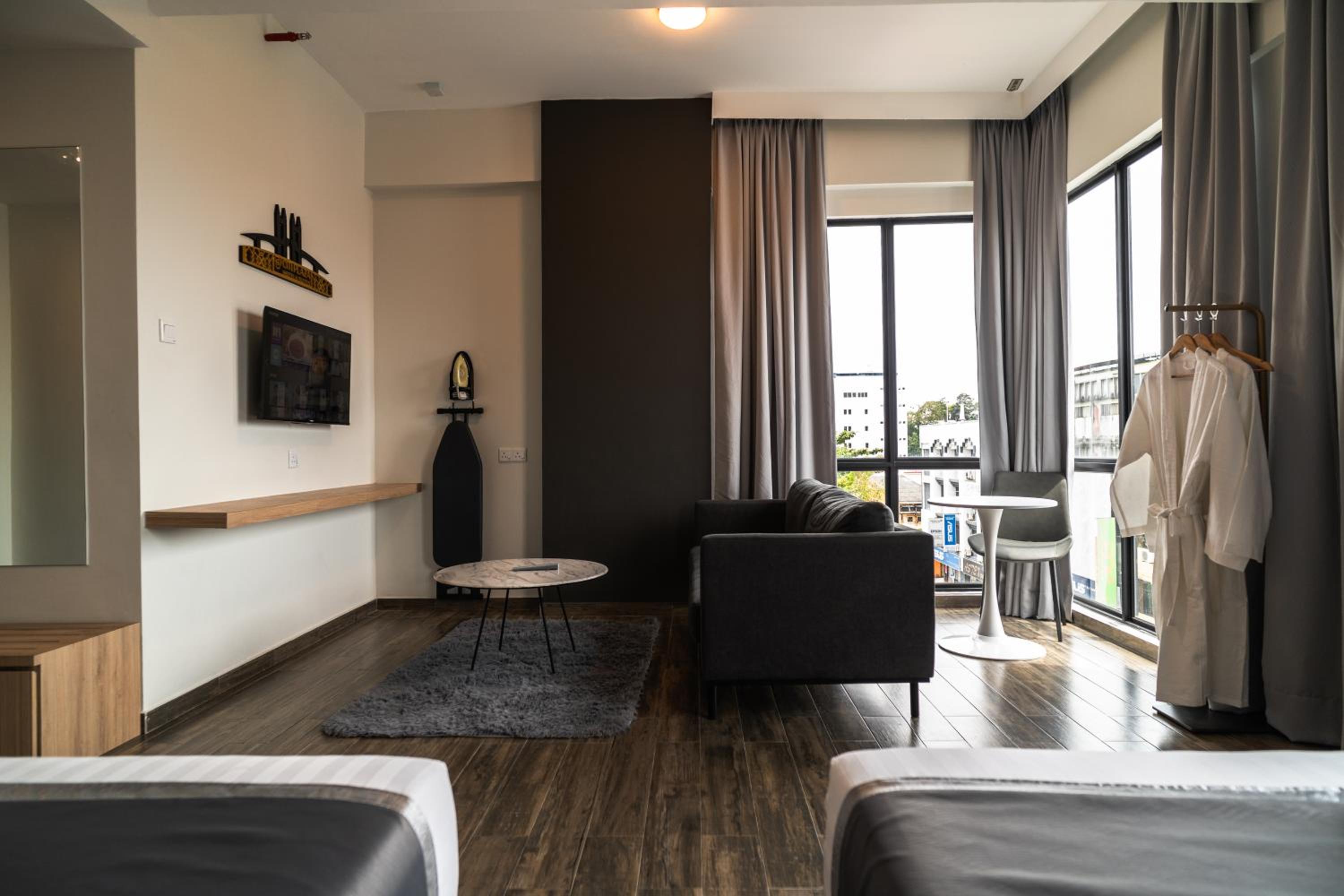 Plaza Suite - Photo 11