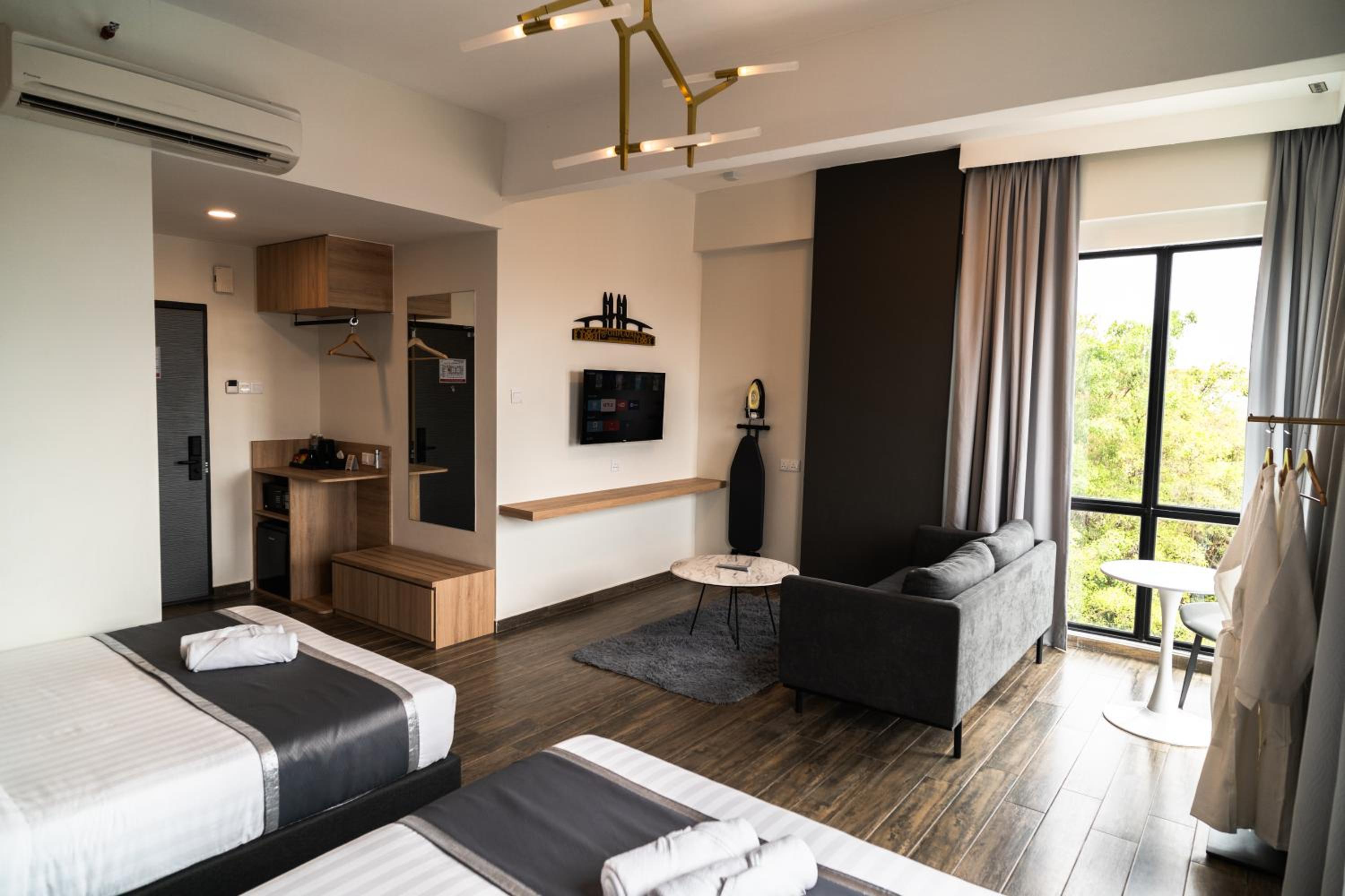 Plaza Suite - Photo 10