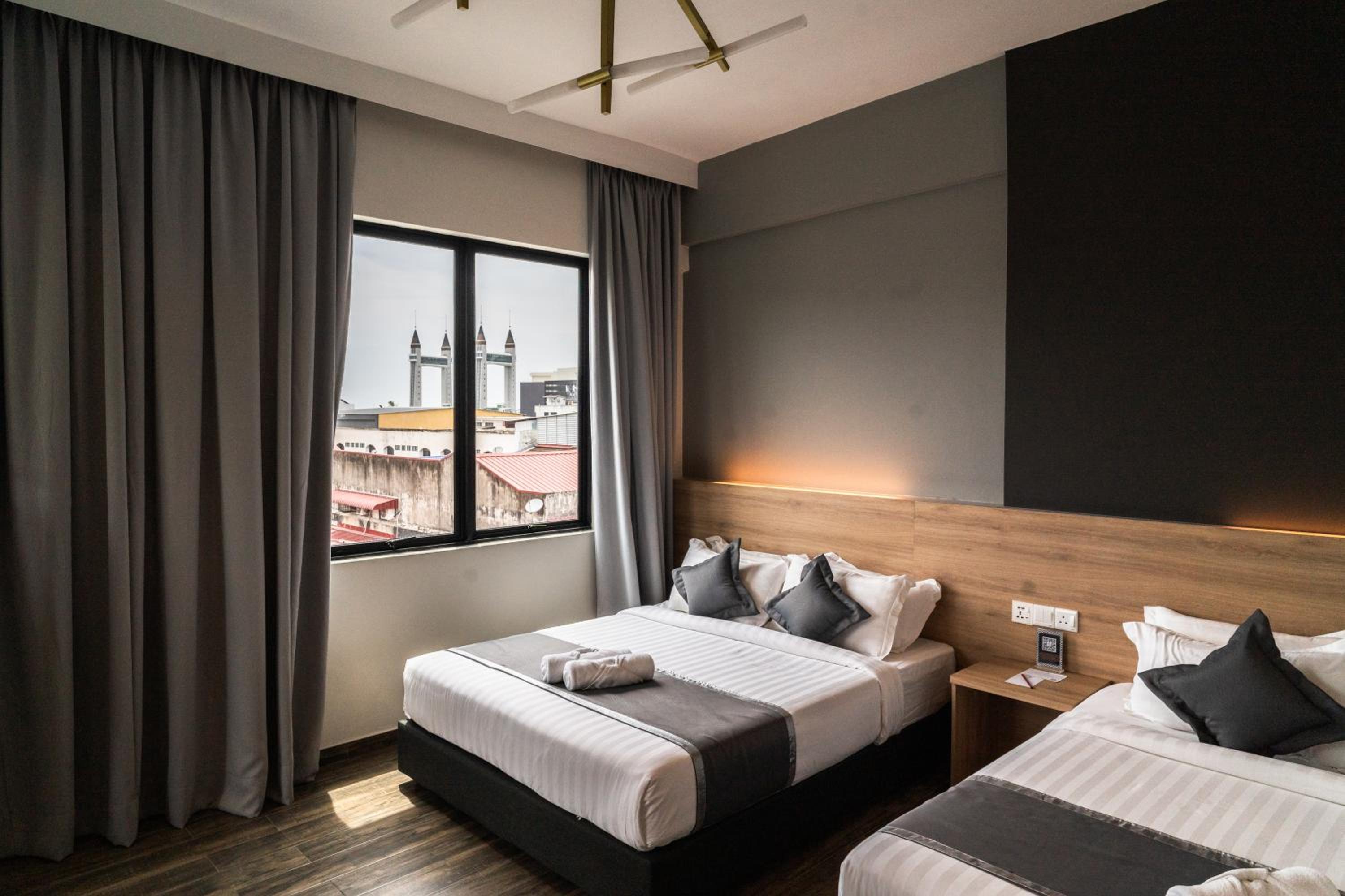 Plaza Suite - Photo 9